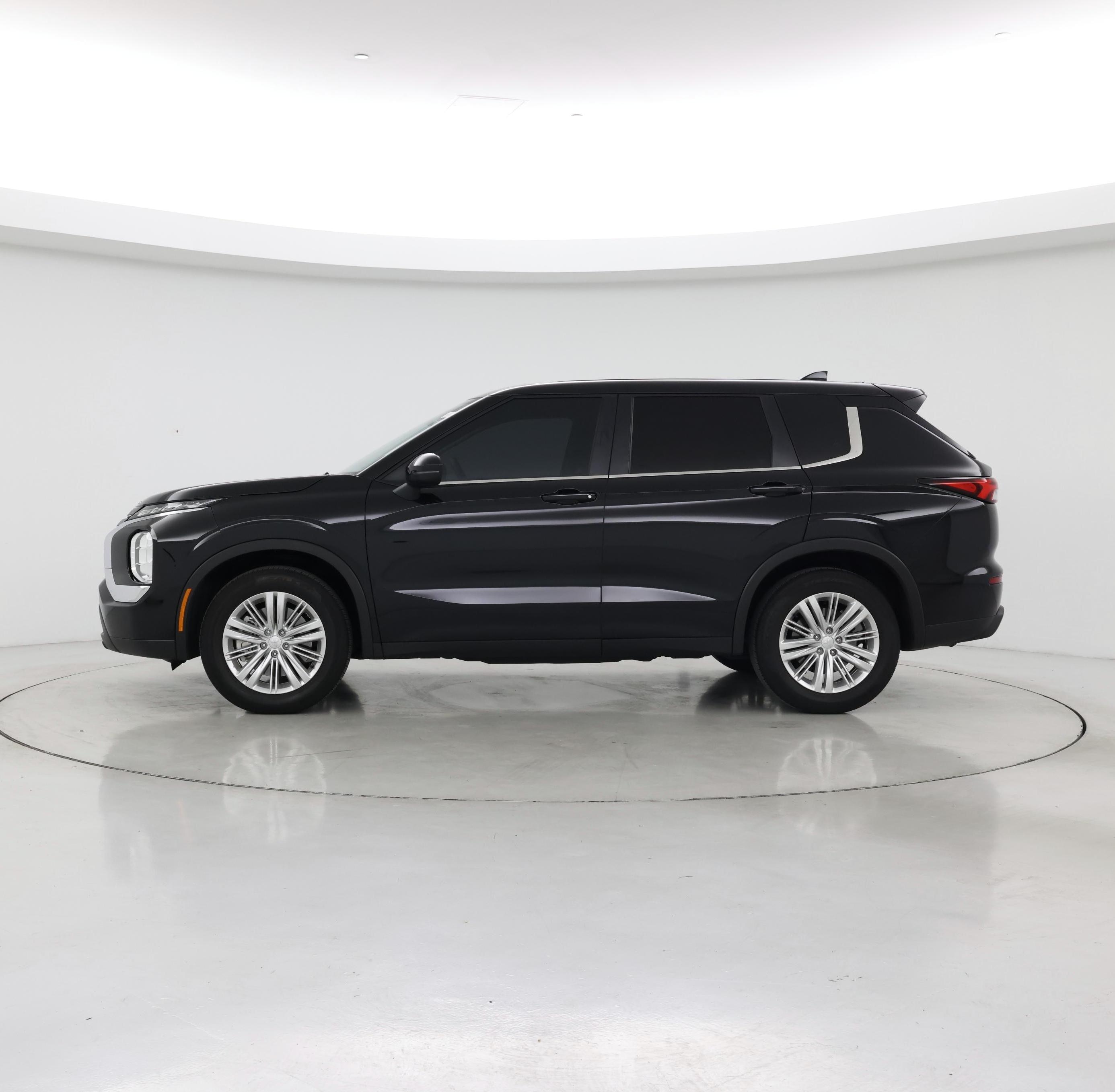 Thumbnail: 2024 Mitsubishi Outlander - 3