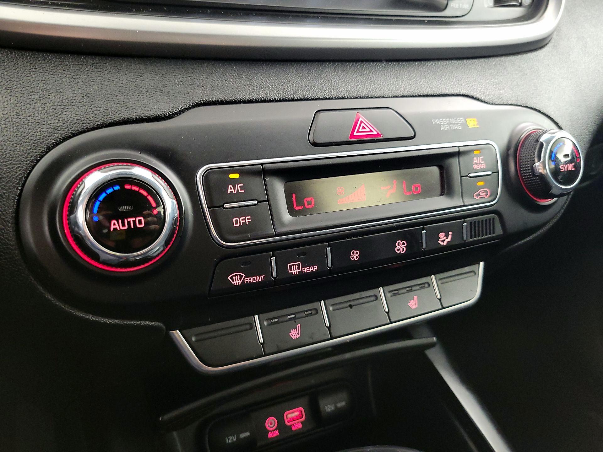 Thumbnail: 2020 Kia Sorento - 16