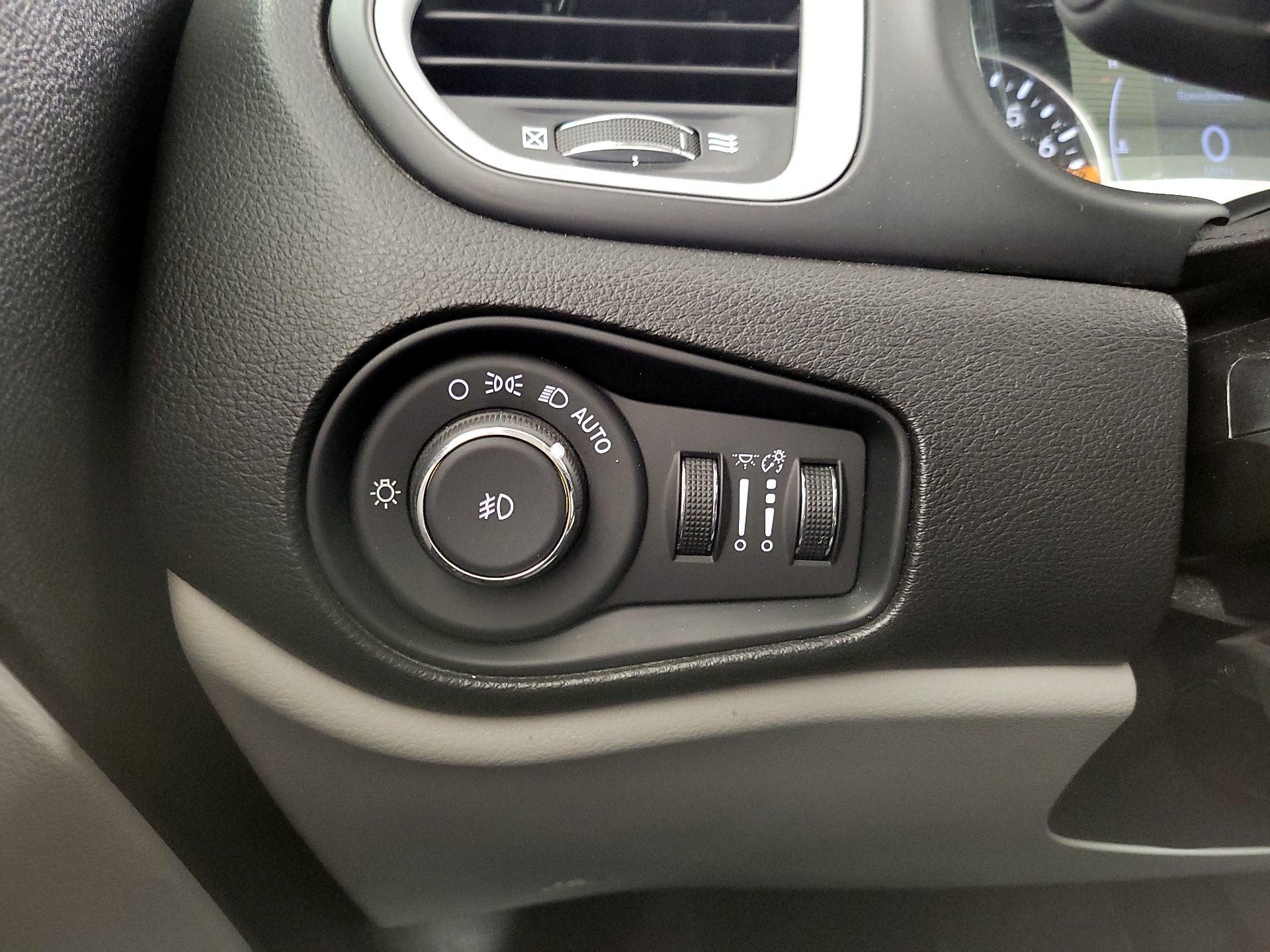 Thumbnail: 2018 Jeep Renegade - 13