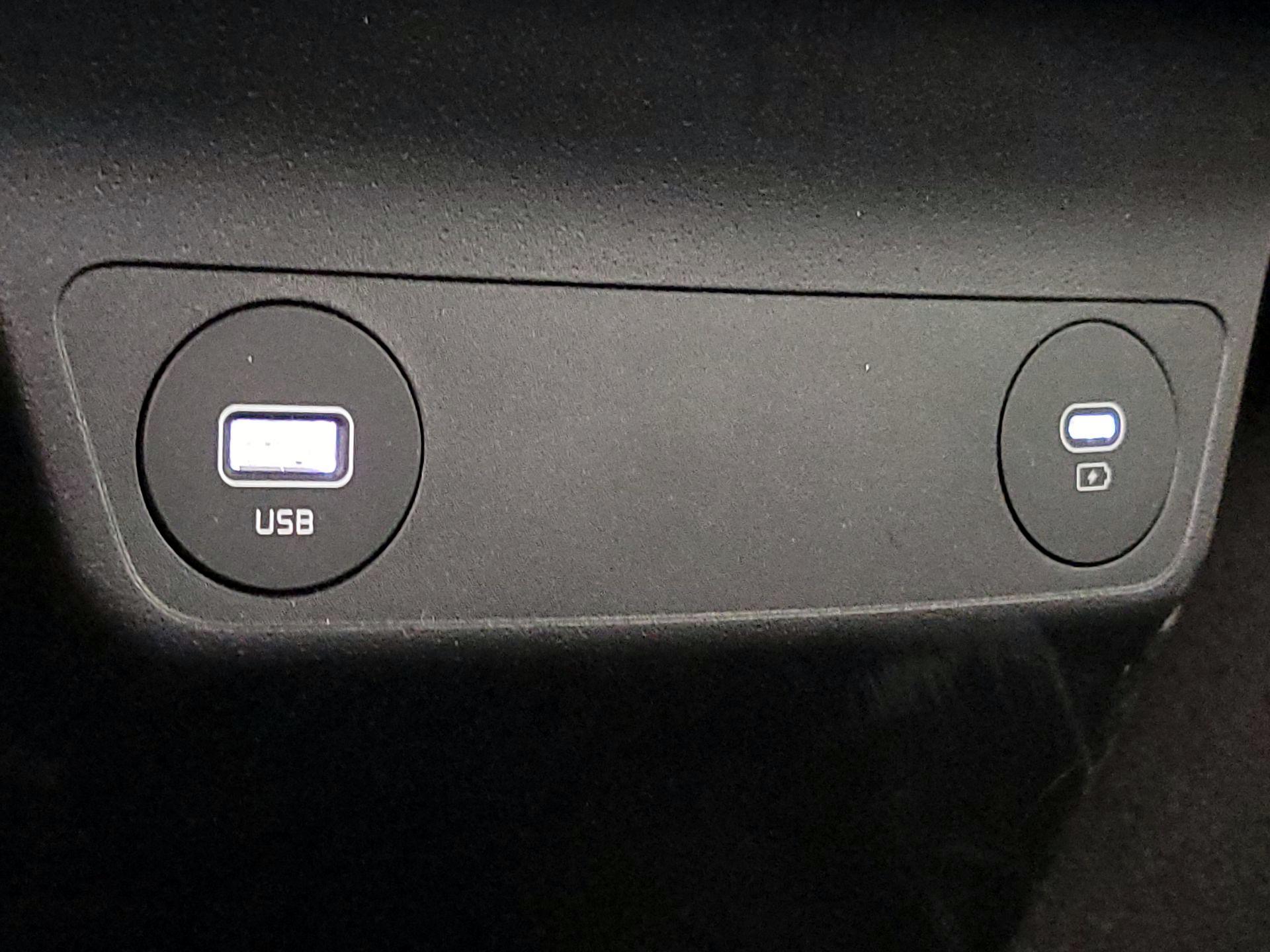 Thumbnail: 2022 Kia EV6 - 19