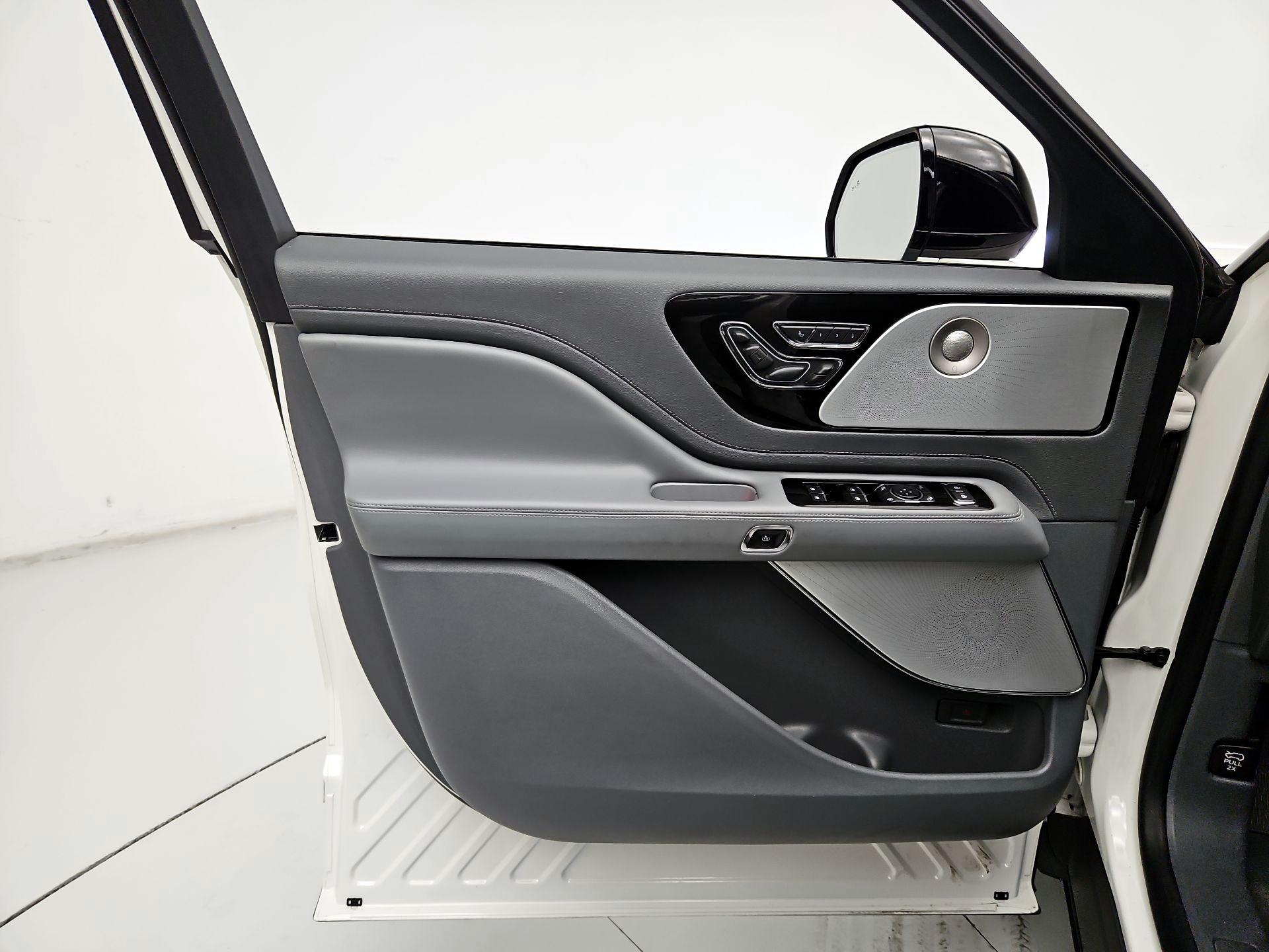 Thumbnail: 2020 Lincoln Aviator - 12