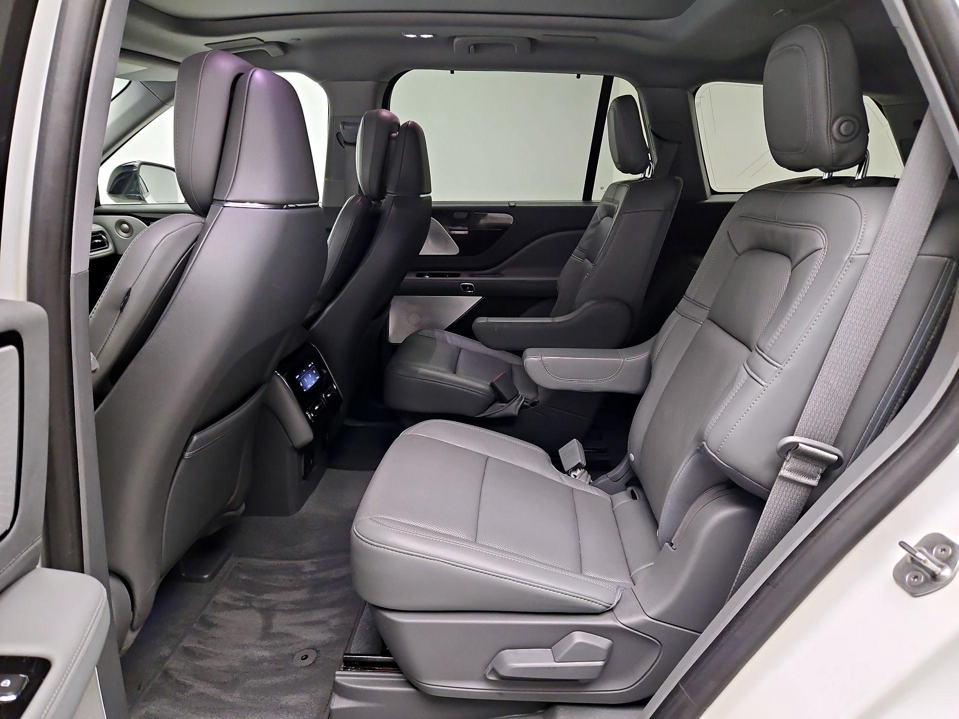 Thumbnail: 2020 Lincoln Aviator - 17