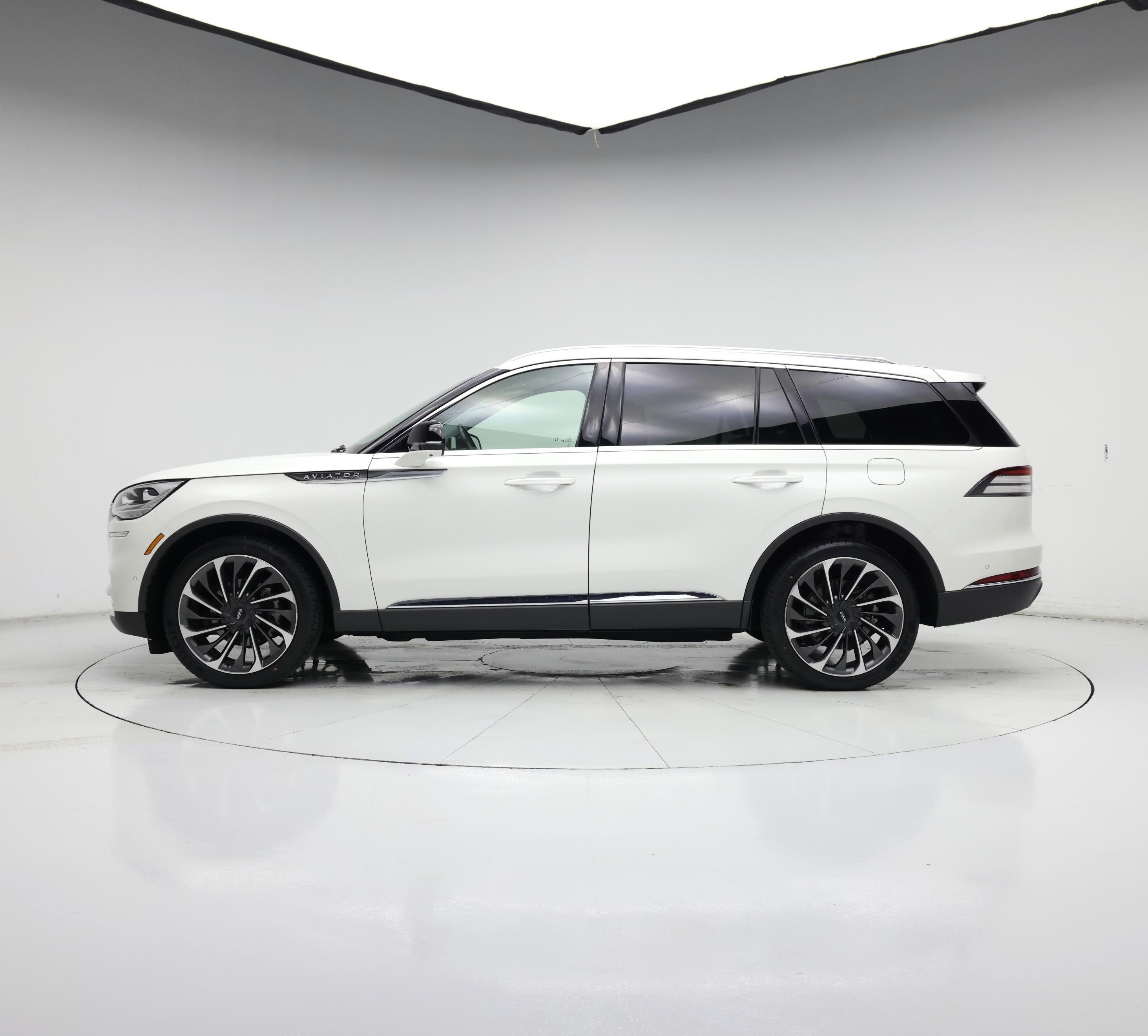 Thumbnail: 2020 Lincoln Aviator - 3