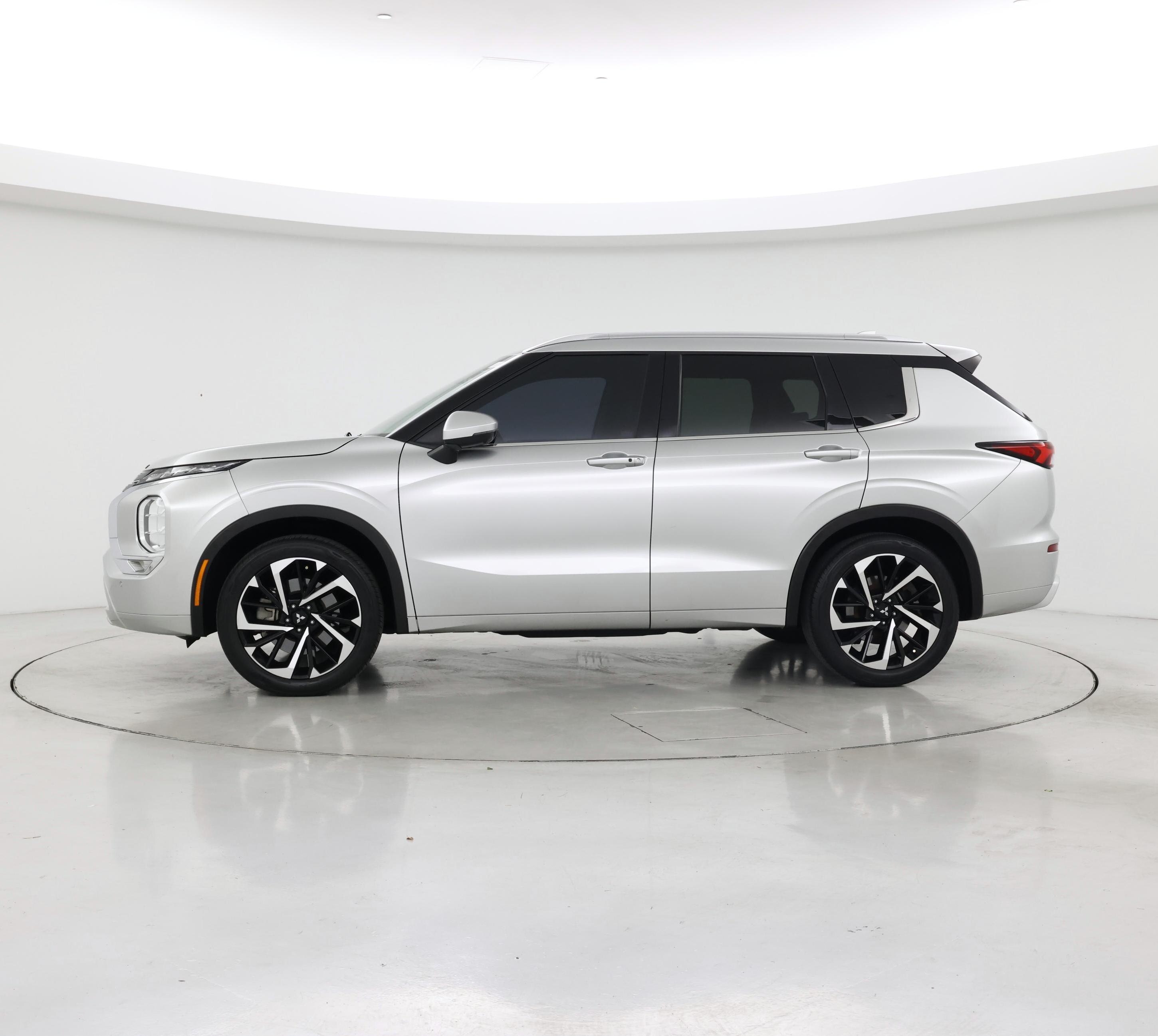Thumbnail: 2022 Mitsubishi Outlander - 3