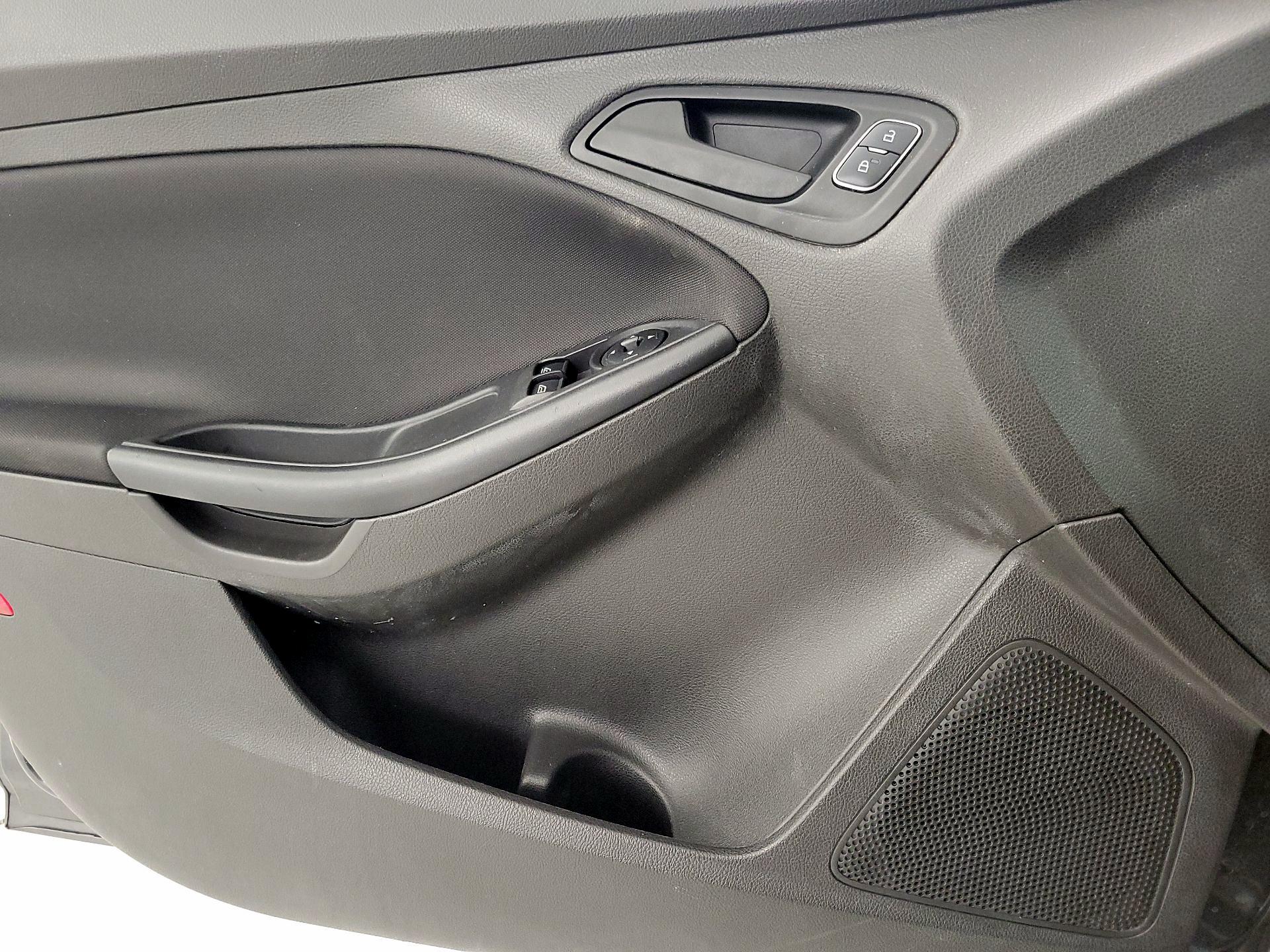 Thumbnail: 2016 Ford Focus - 12
