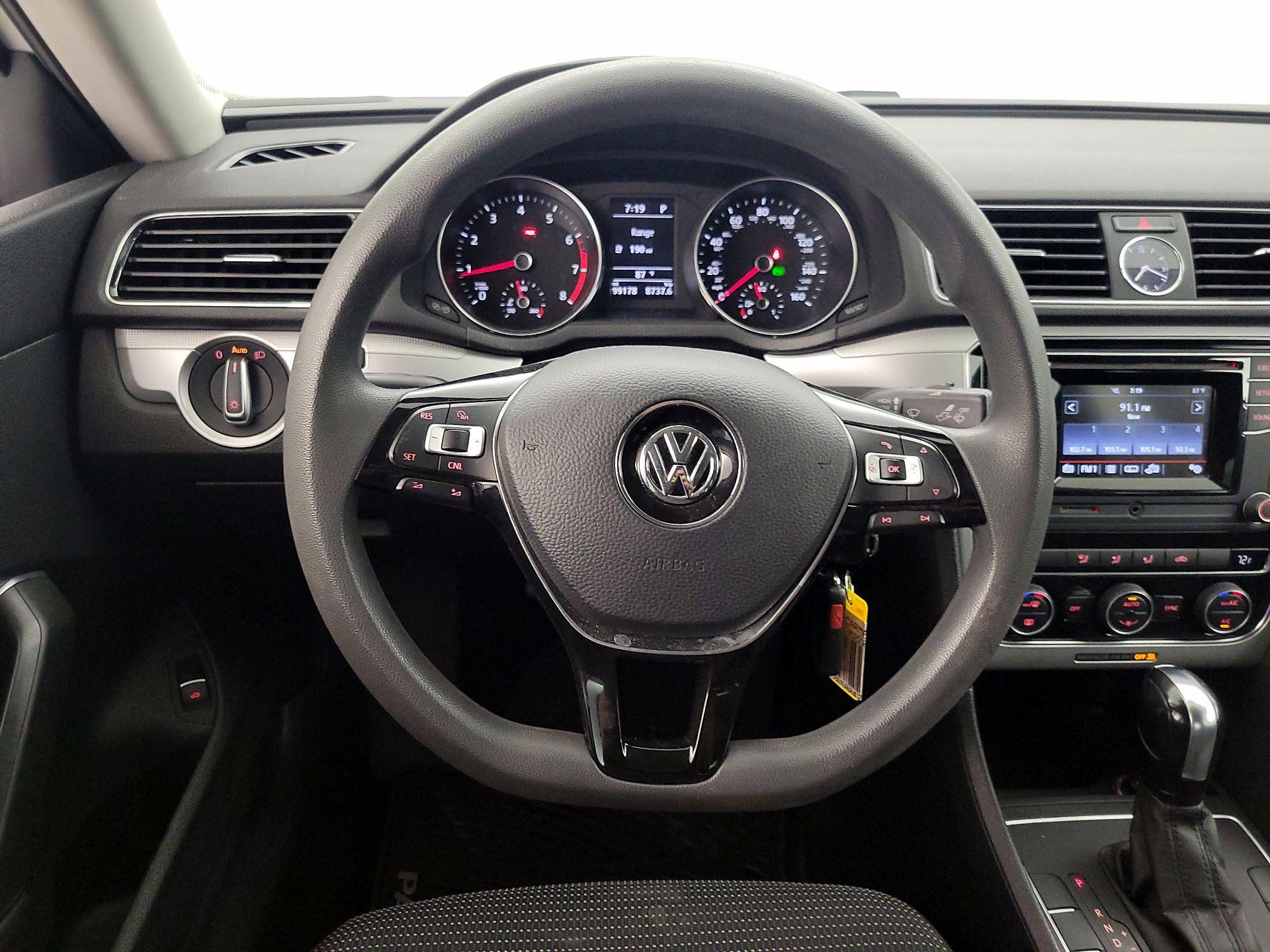 Thumbnail: 2016 Volkswagen Passat - 10