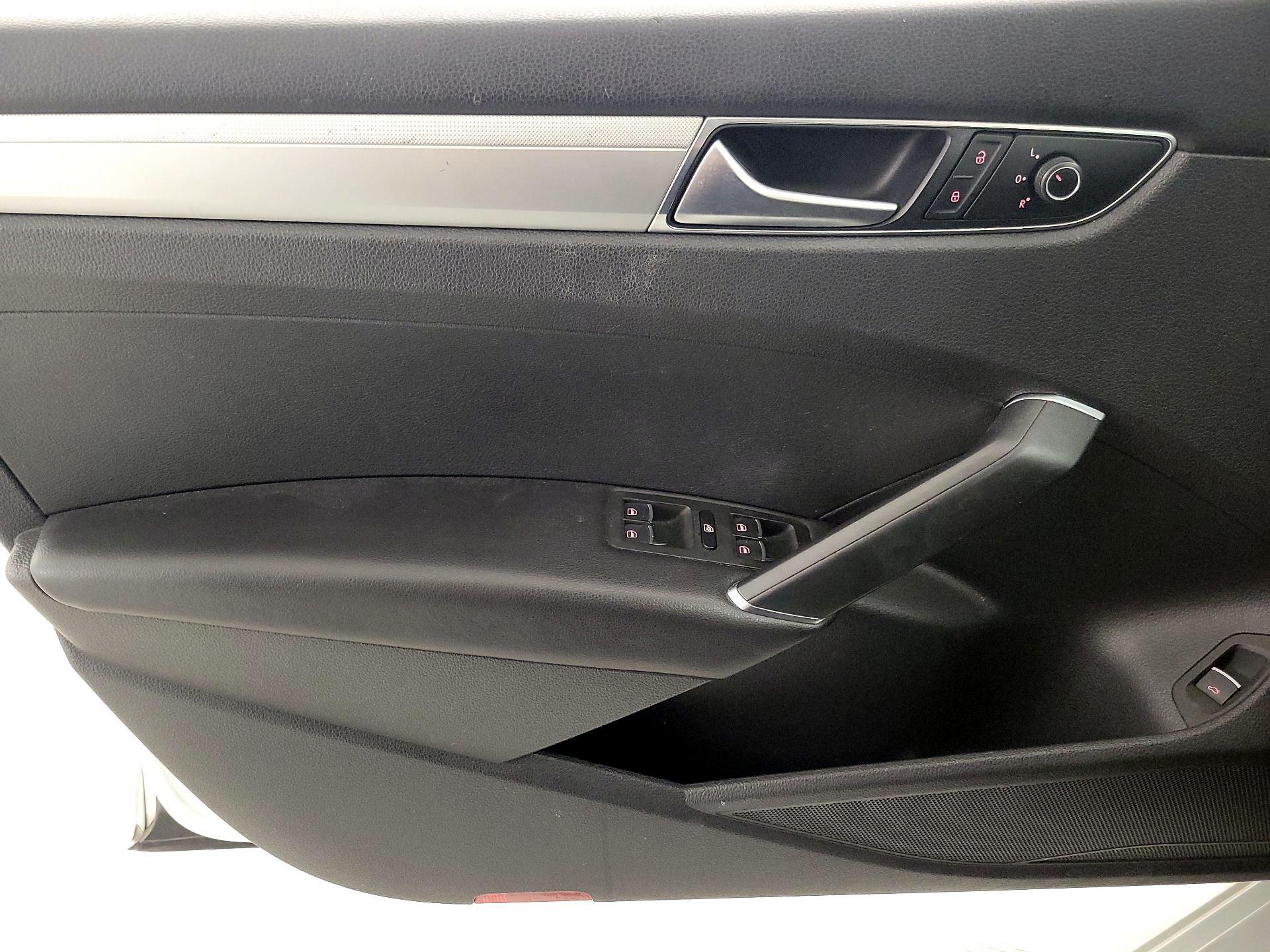 Thumbnail: 2016 Volkswagen Passat - 12