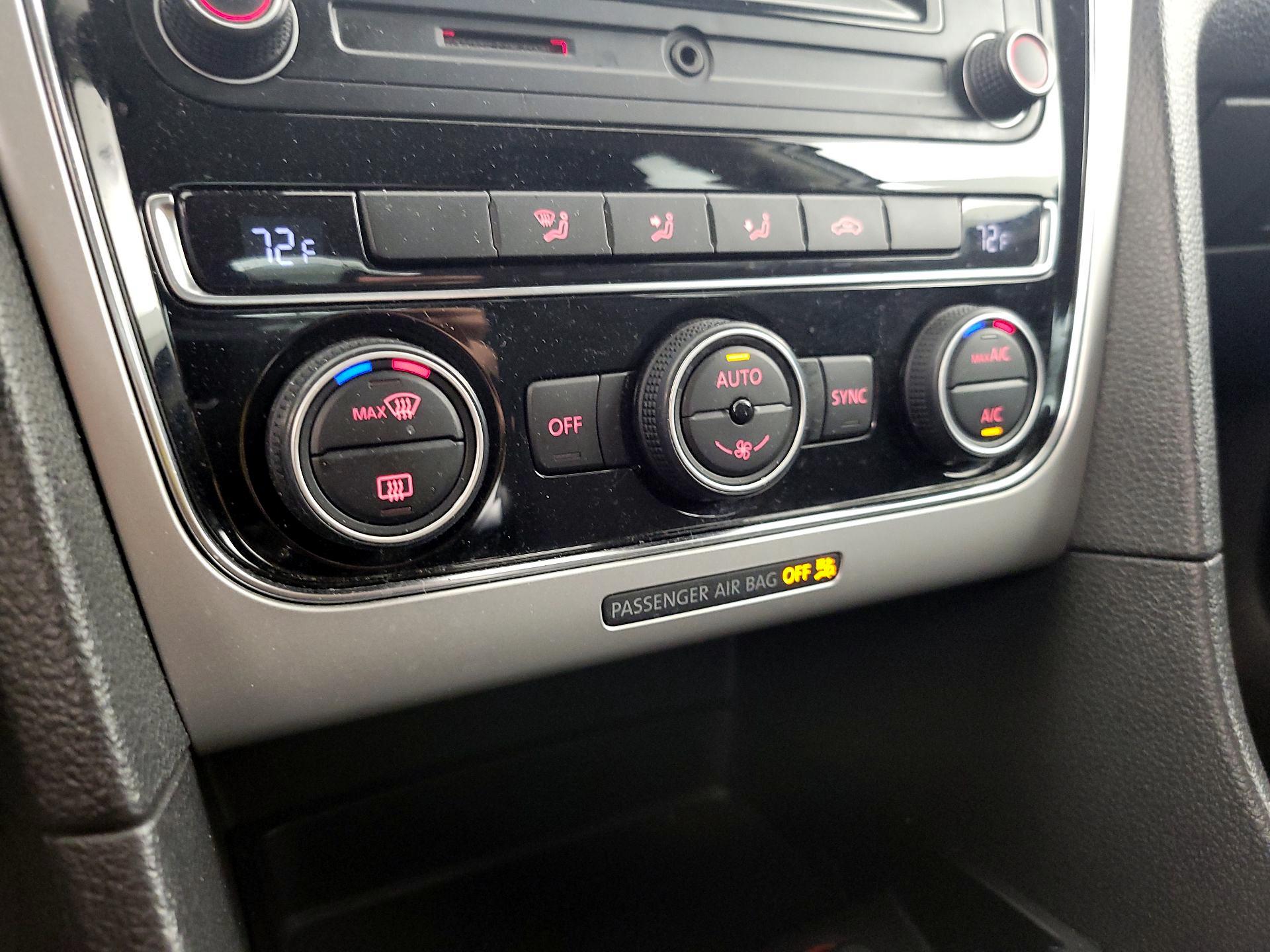 Thumbnail: 2016 Volkswagen Passat - 16
