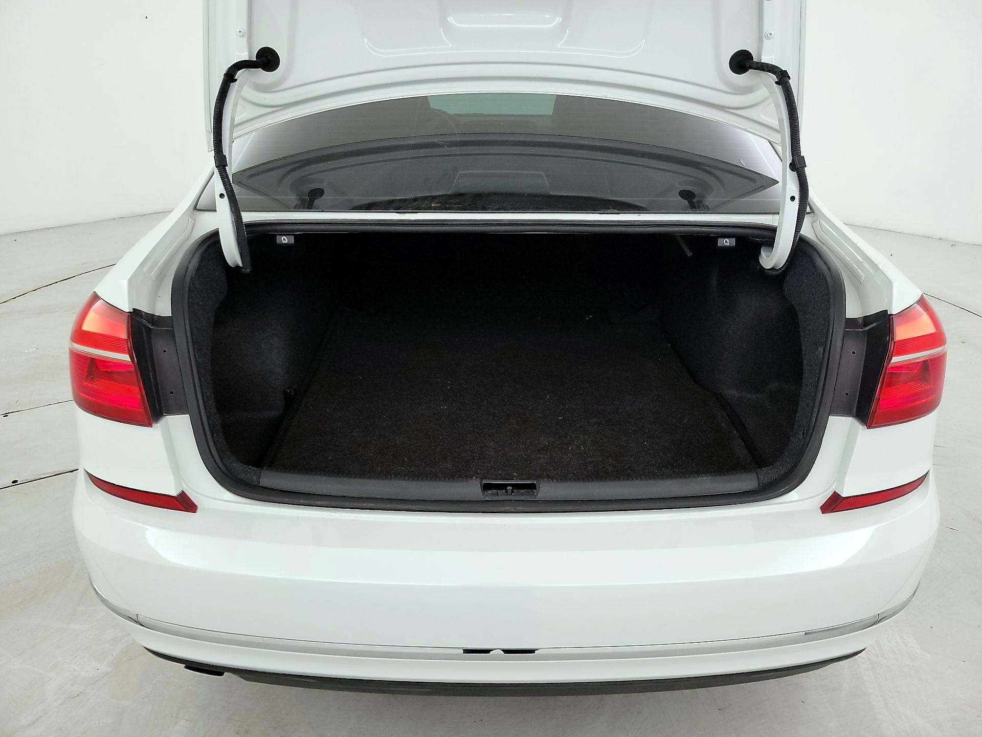 Thumbnail: 2016 Volkswagen Passat - 19