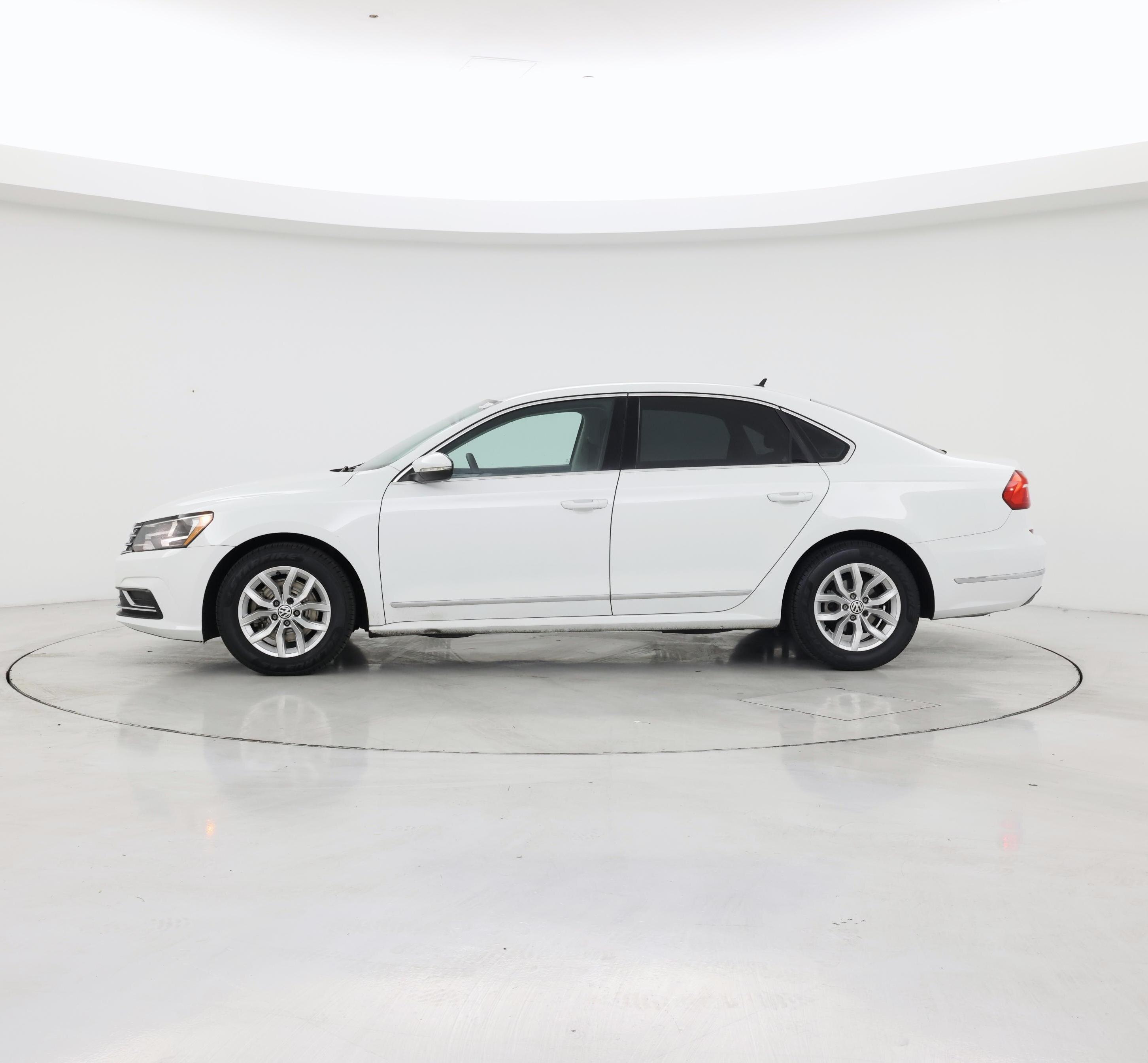 Thumbnail: 2016 Volkswagen Passat - 3