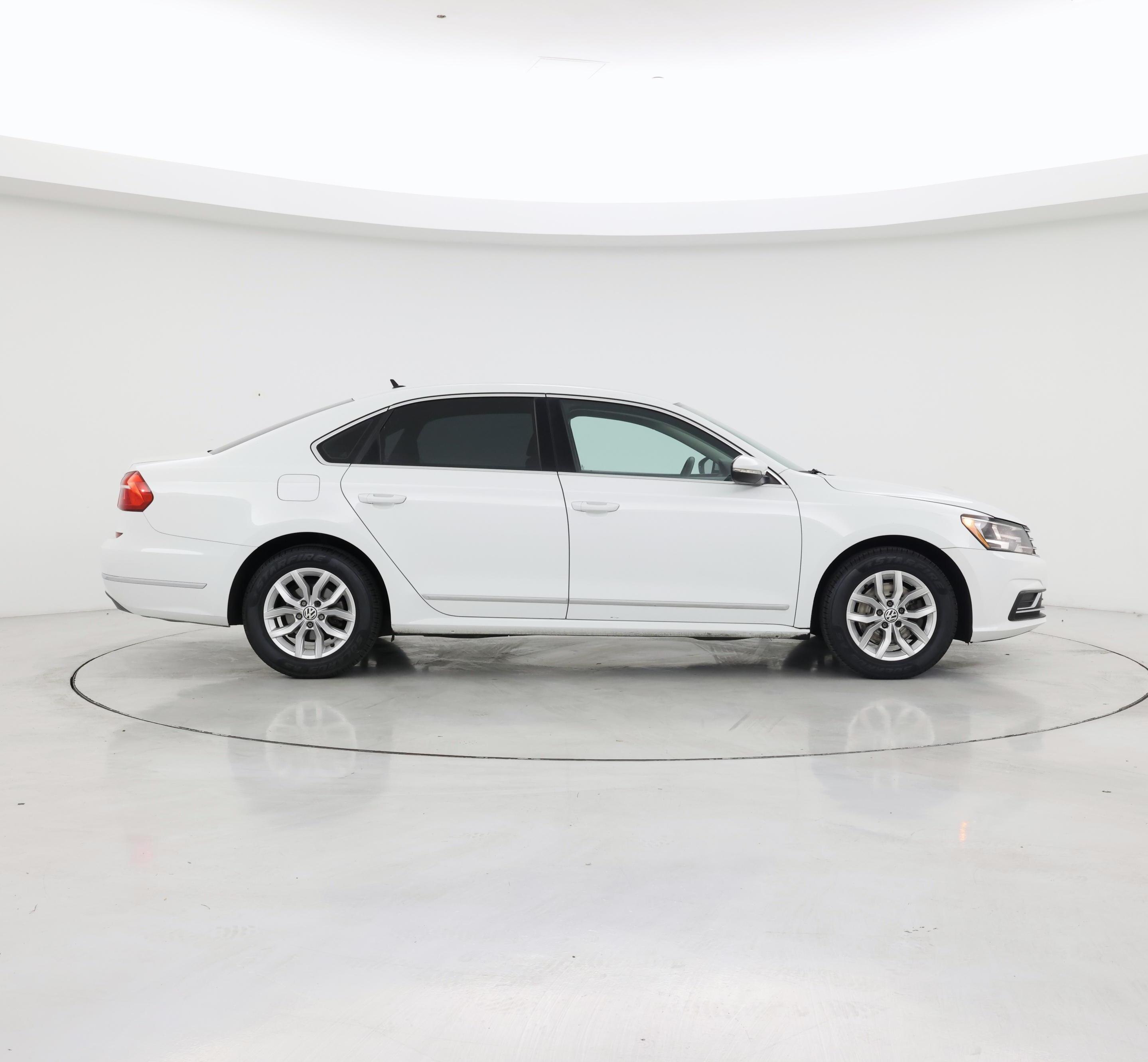 Thumbnail: 2016 Volkswagen Passat - 7