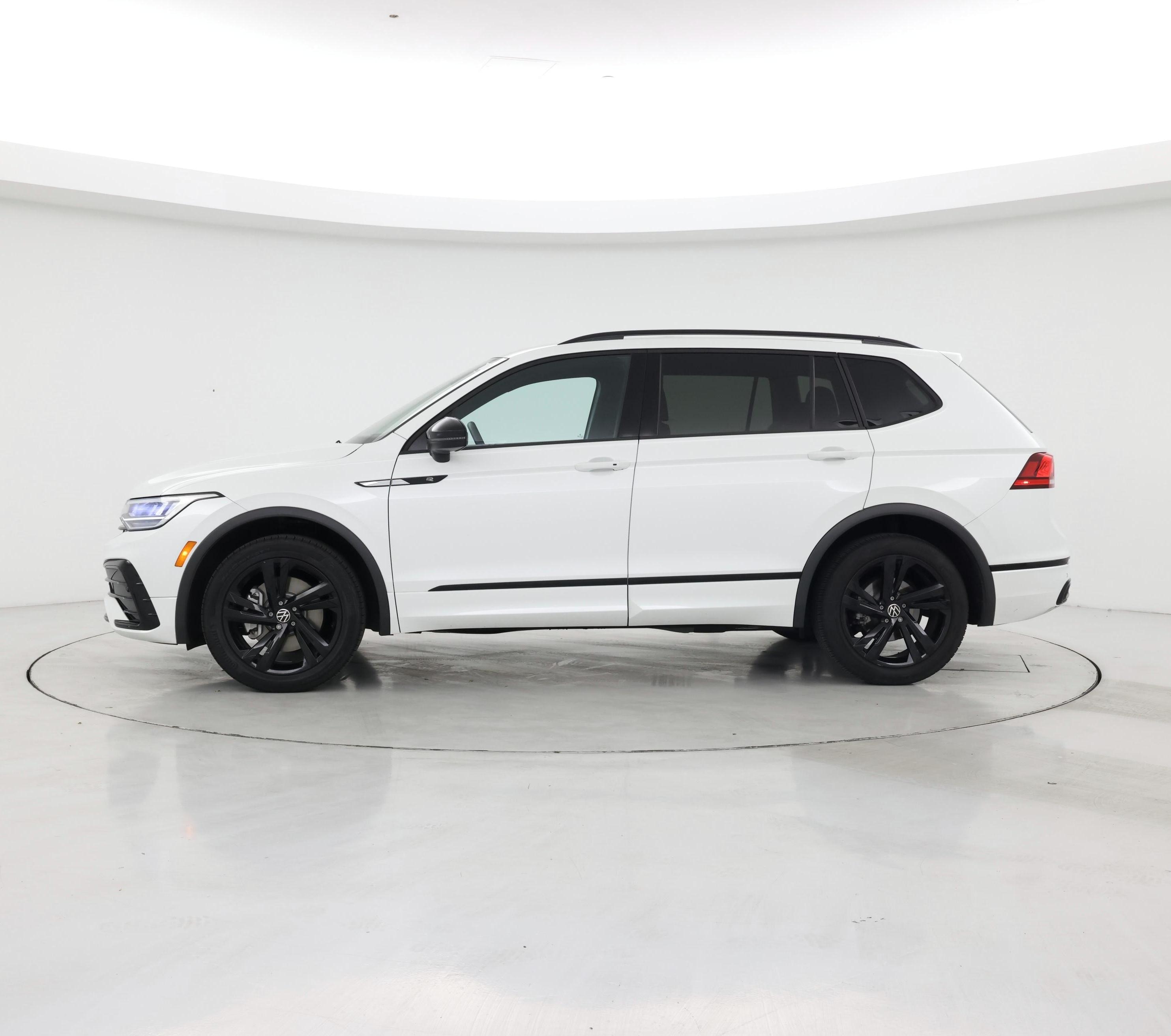 Thumbnail: 2023 Volkswagen Tiguan - 3