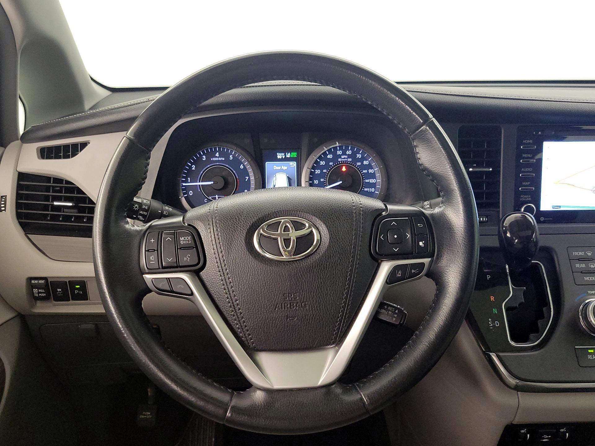Thumbnail: 2019 Toyota Sienna - 10