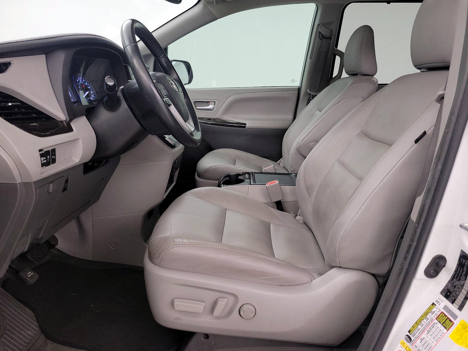 Thumbnail: 2019 Toyota Sienna - 11