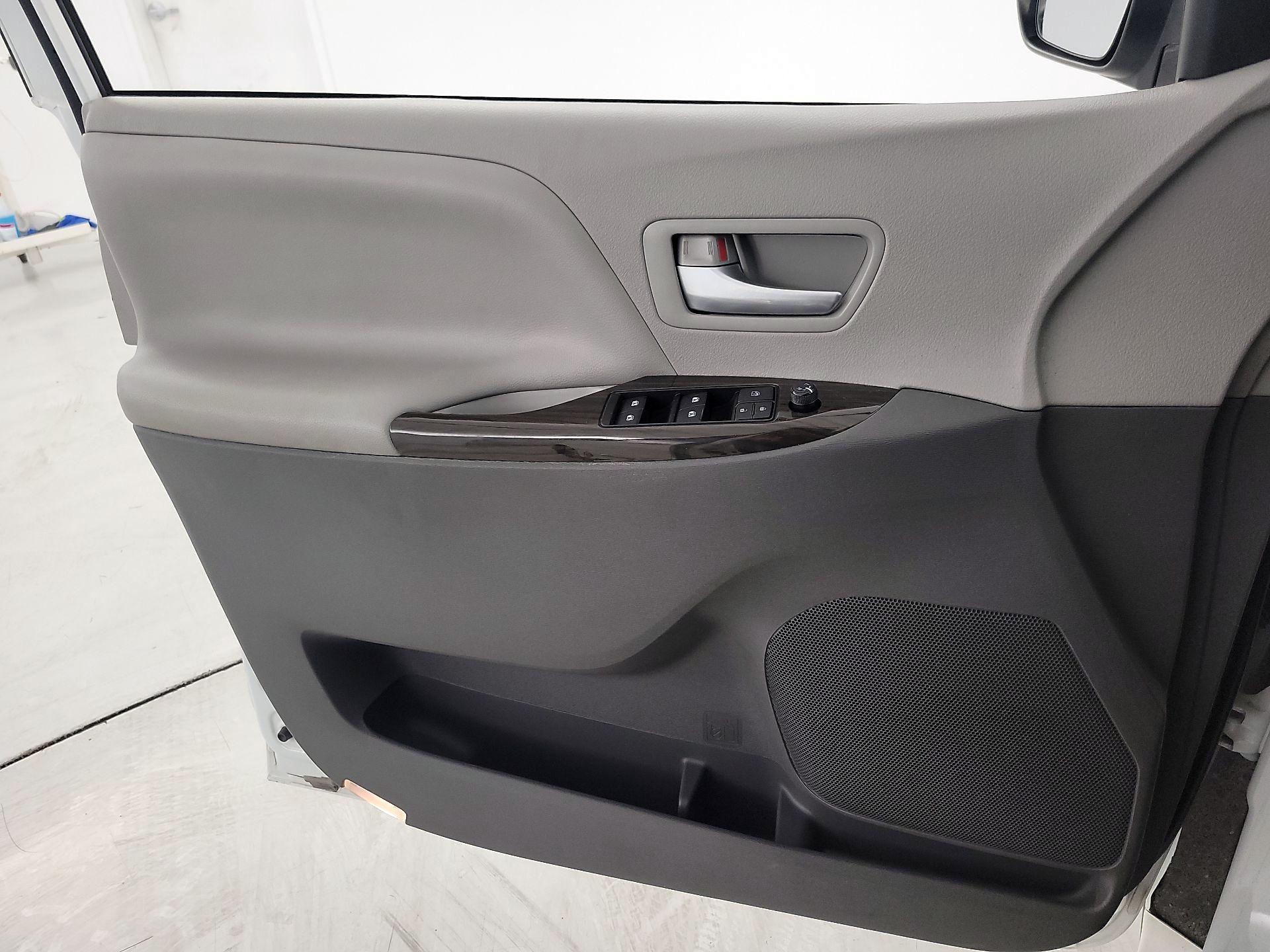 Thumbnail: 2019 Toyota Sienna - 12