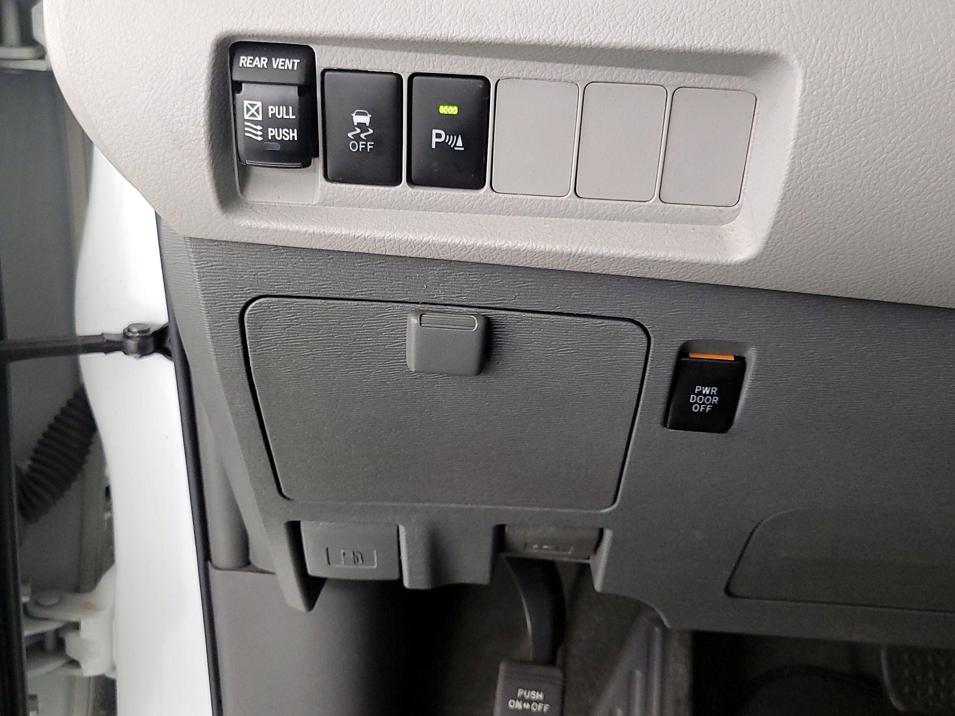 Thumbnail: 2019 Toyota Sienna - 13