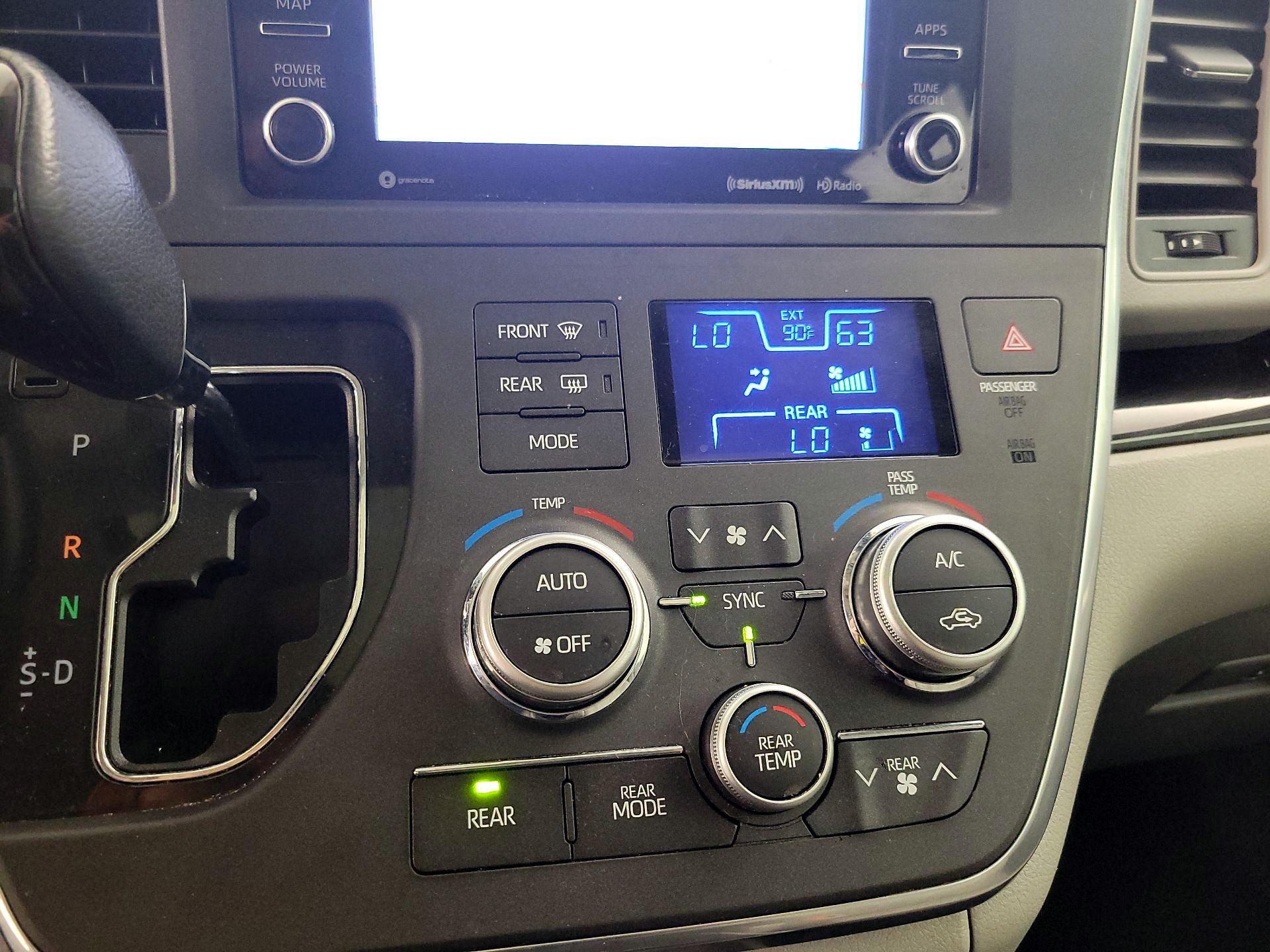 Thumbnail: 2019 Toyota Sienna - 17
