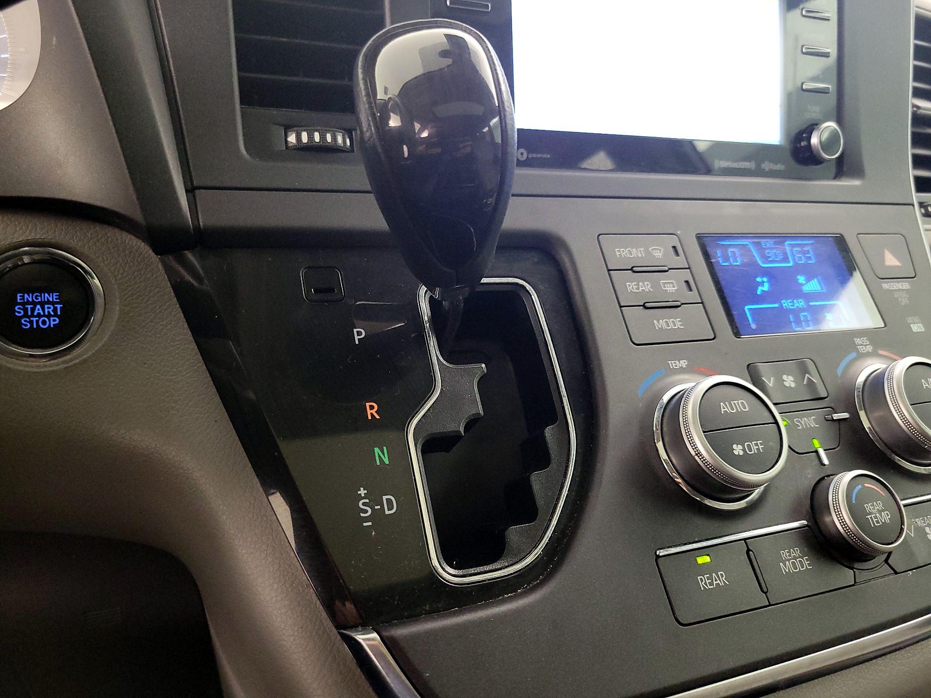 Thumbnail: 2019 Toyota Sienna - 18