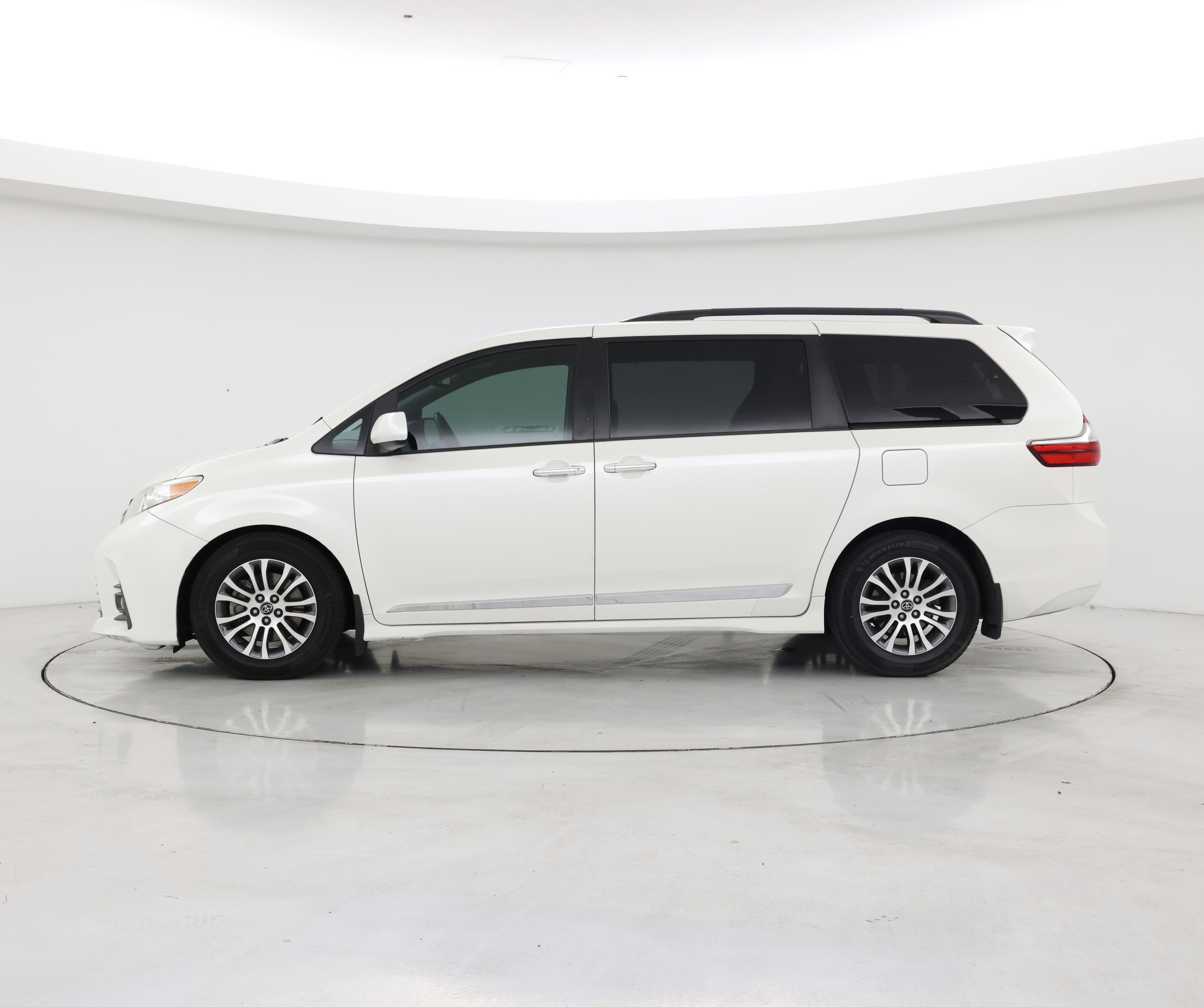 Thumbnail: 2019 Toyota Sienna - 3