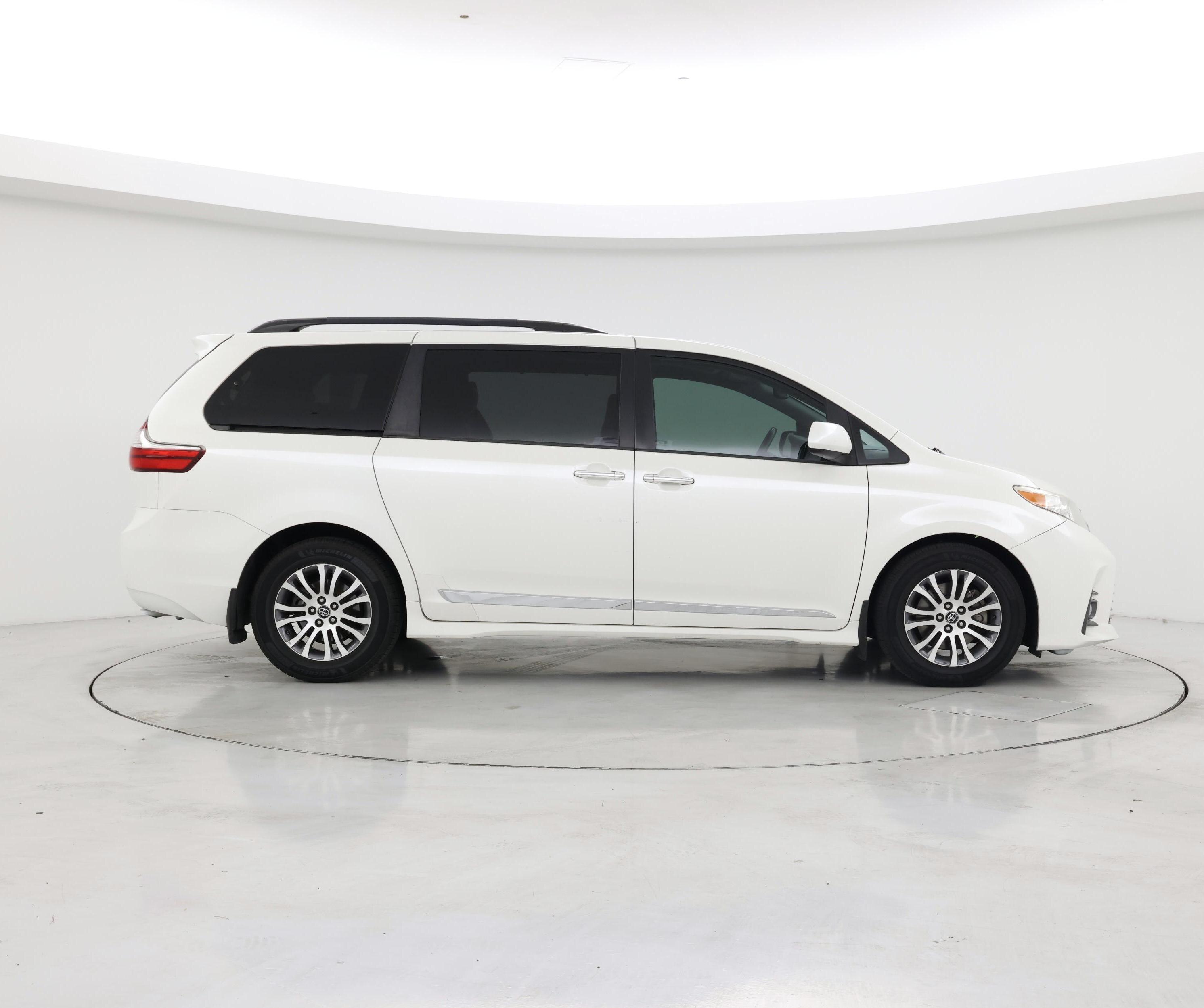 Thumbnail: 2019 Toyota Sienna - 7