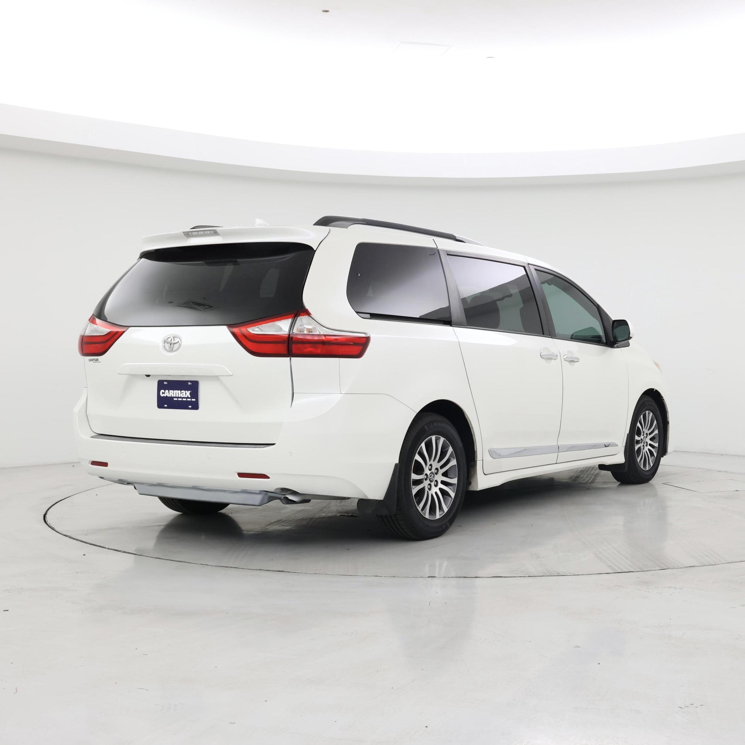 Thumbnail: 2019 Toyota Sienna - 8