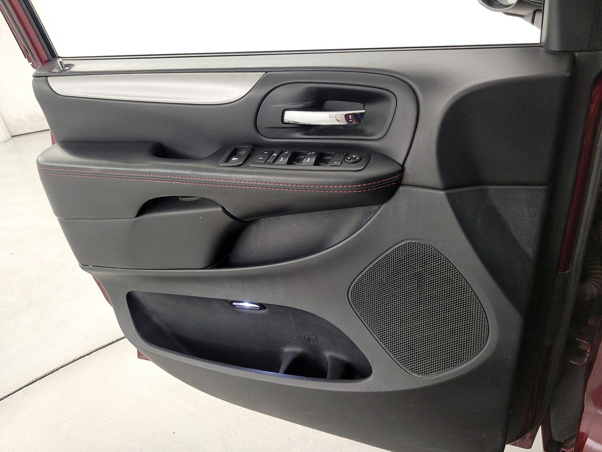 Thumbnail: 2018 Dodge Grand Caravan - 12