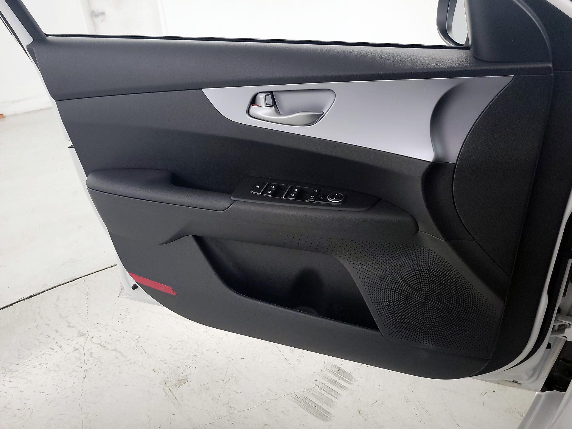 Thumbnail: 2022 Kia Forte - 12
