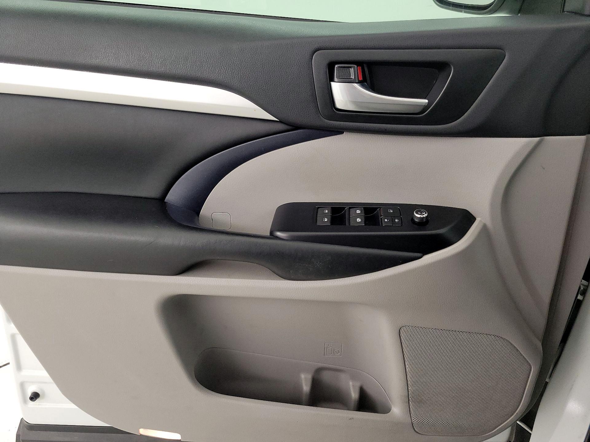 Thumbnail: 2019 Toyota Highlander - 12