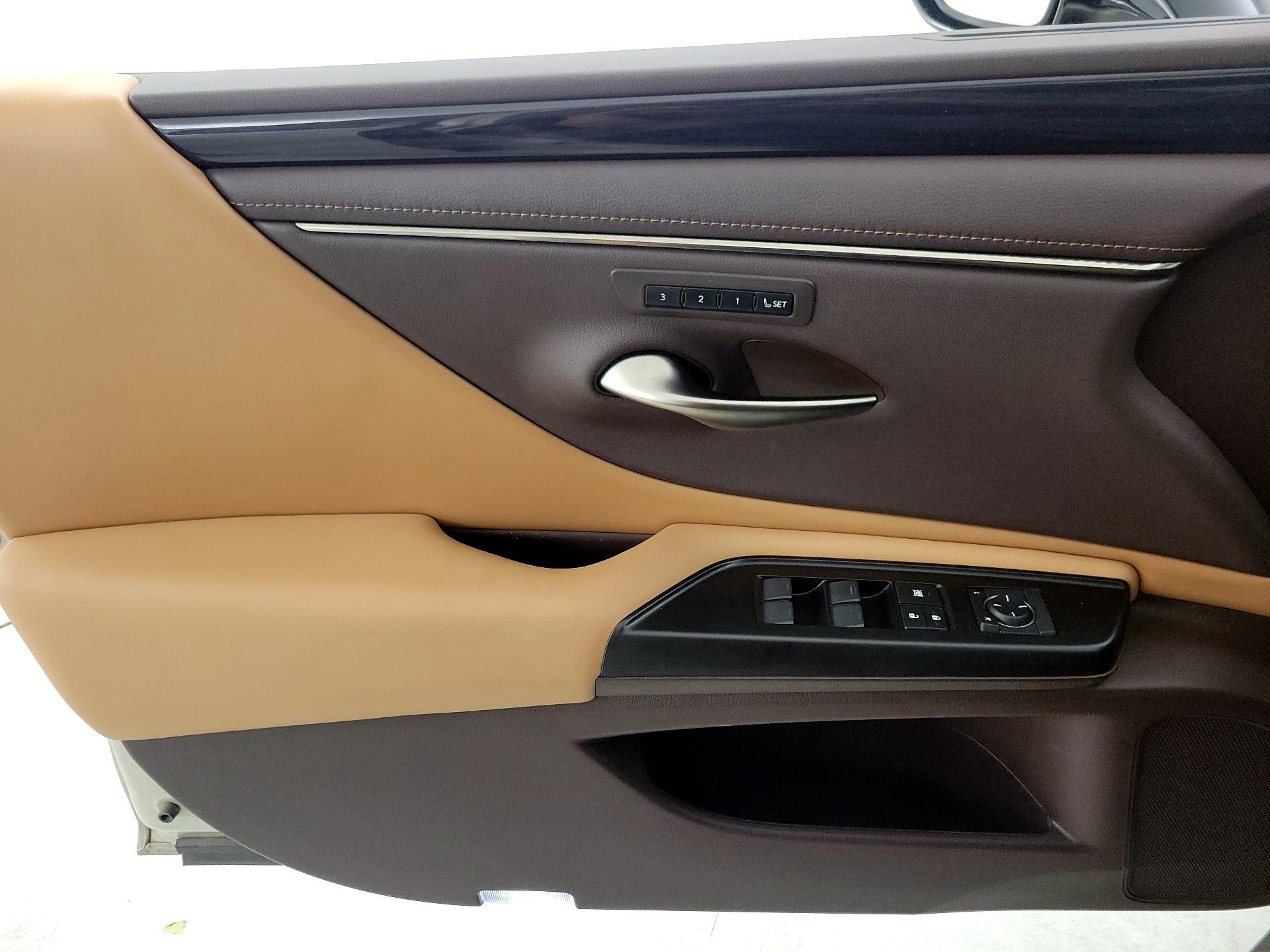 Thumbnail: 2019 Lexus ES - 12