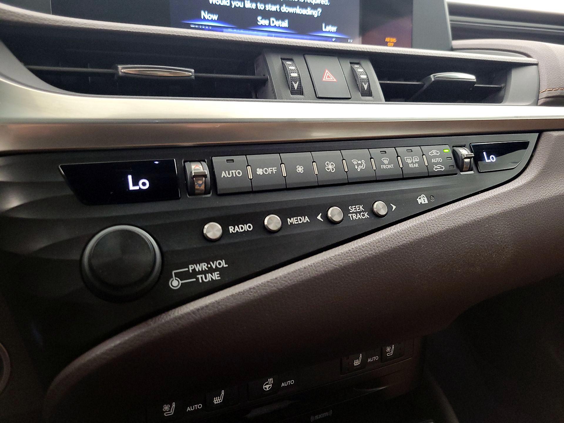 Thumbnail: 2019 Lexus ES - 16