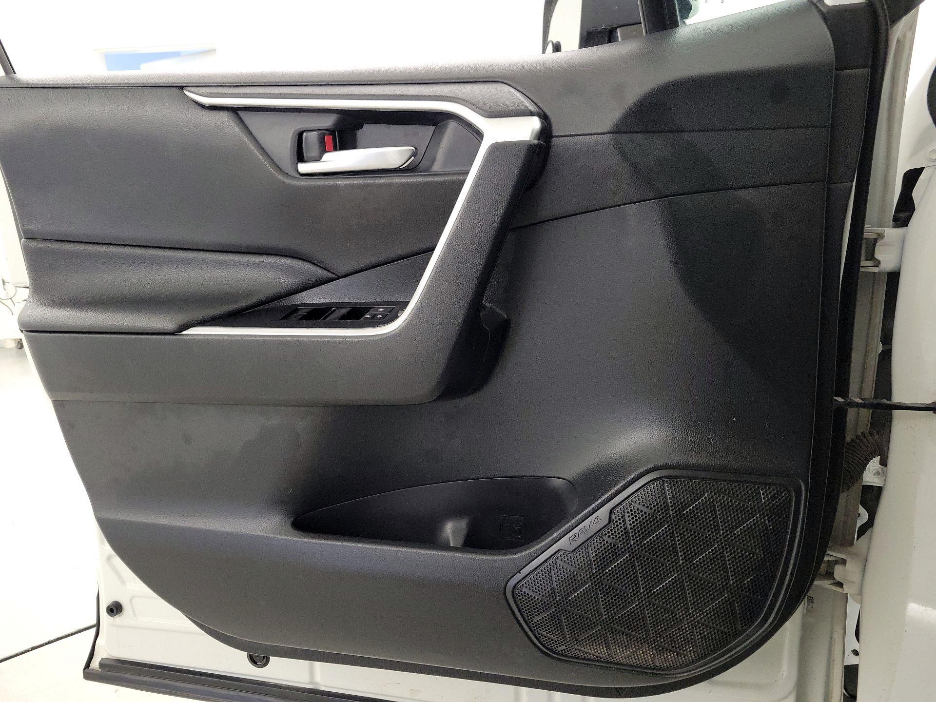 Thumbnail: 2020 Toyota RAV4 - 12