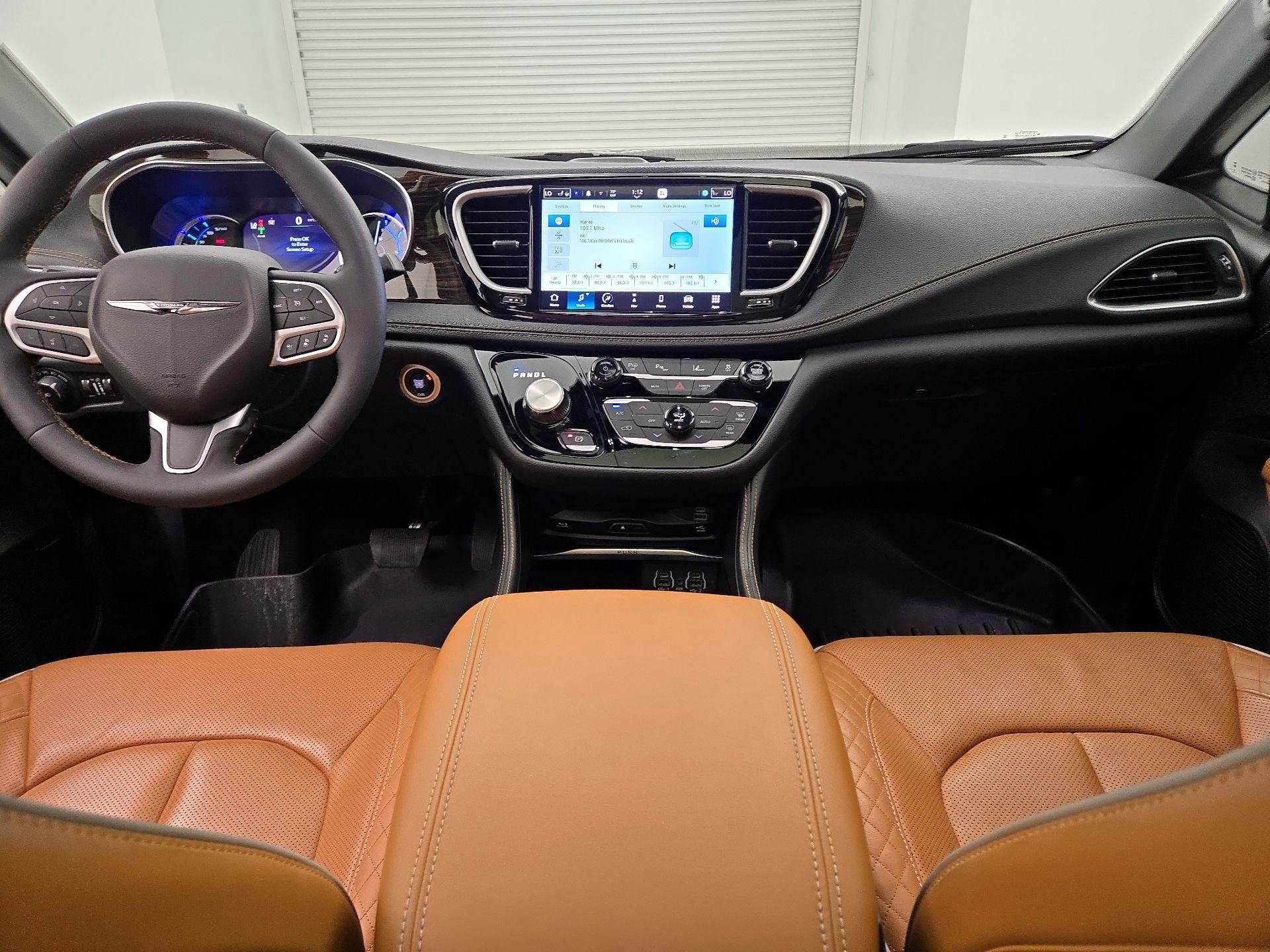 Thumbnail: 2023 Chrysler Pacifica - 9