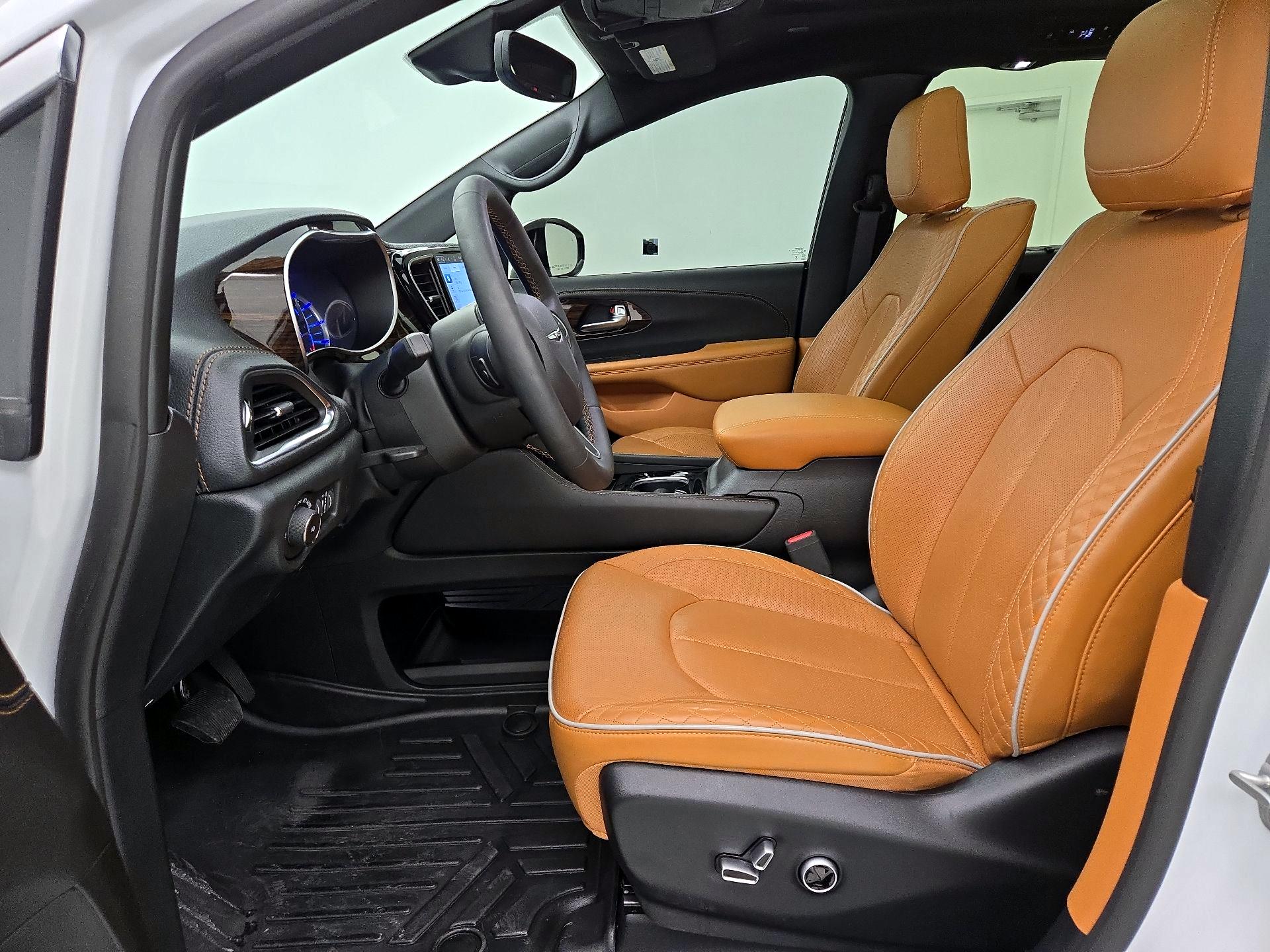 Thumbnail: 2023 Chrysler Pacifica - 11