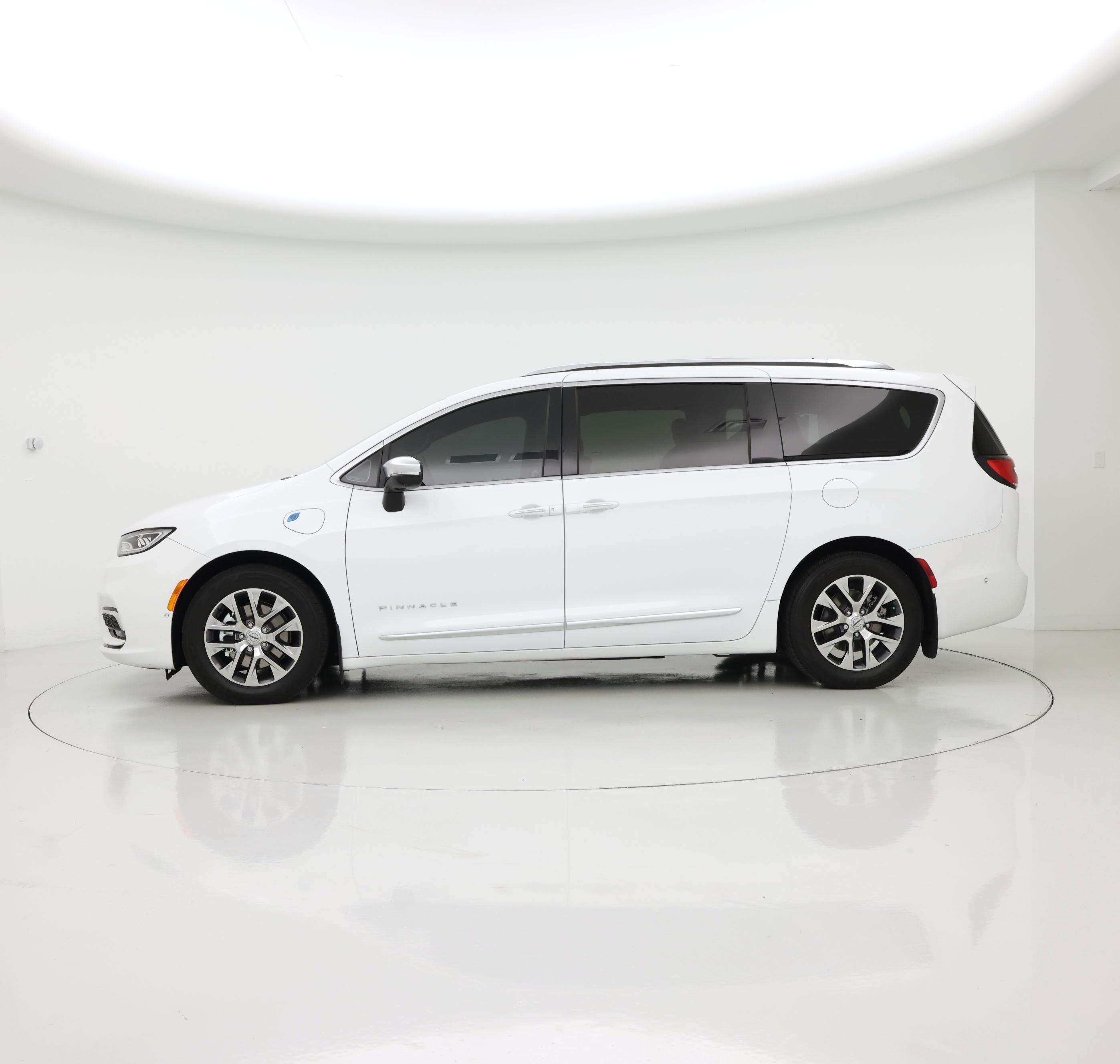 Thumbnail: 2023 Chrysler Pacifica - 3