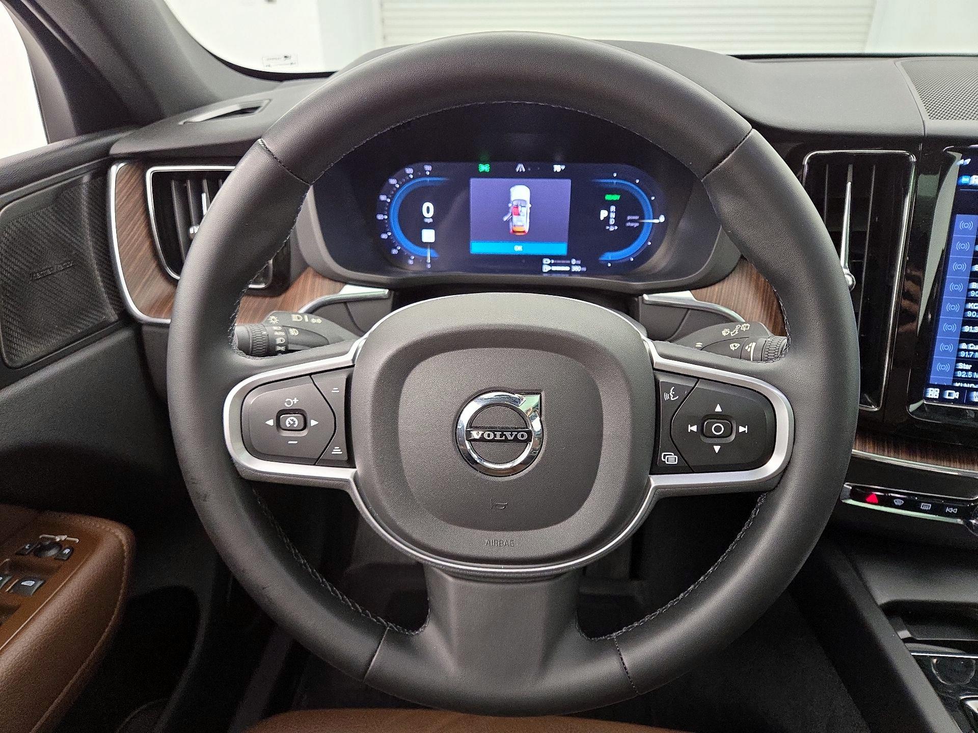 Thumbnail: 2022 Volvo XC60 - 10