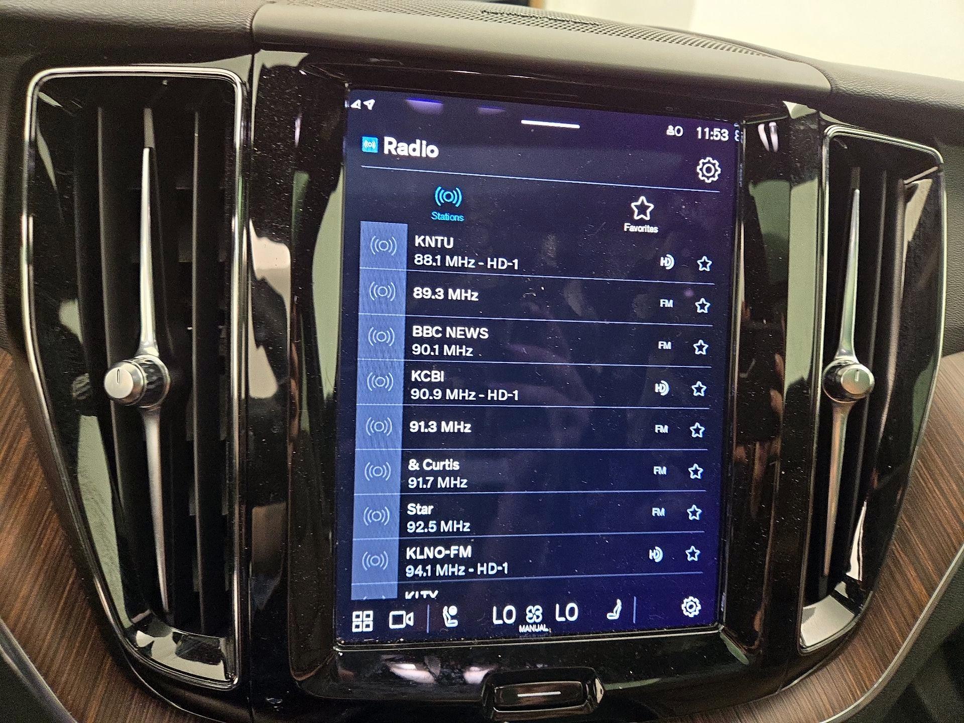 Thumbnail: 2022 Volvo XC60 - 15