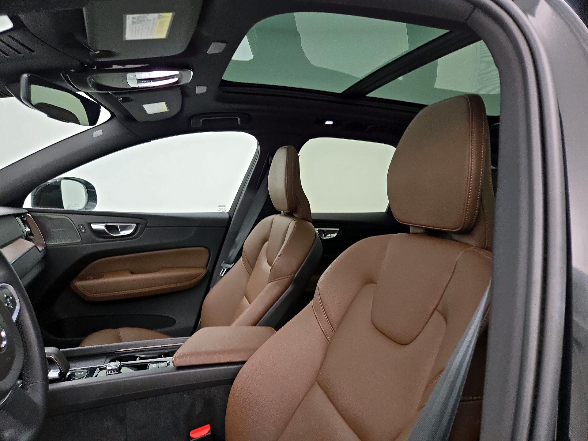 Thumbnail: 2022 Volvo XC60 - 18