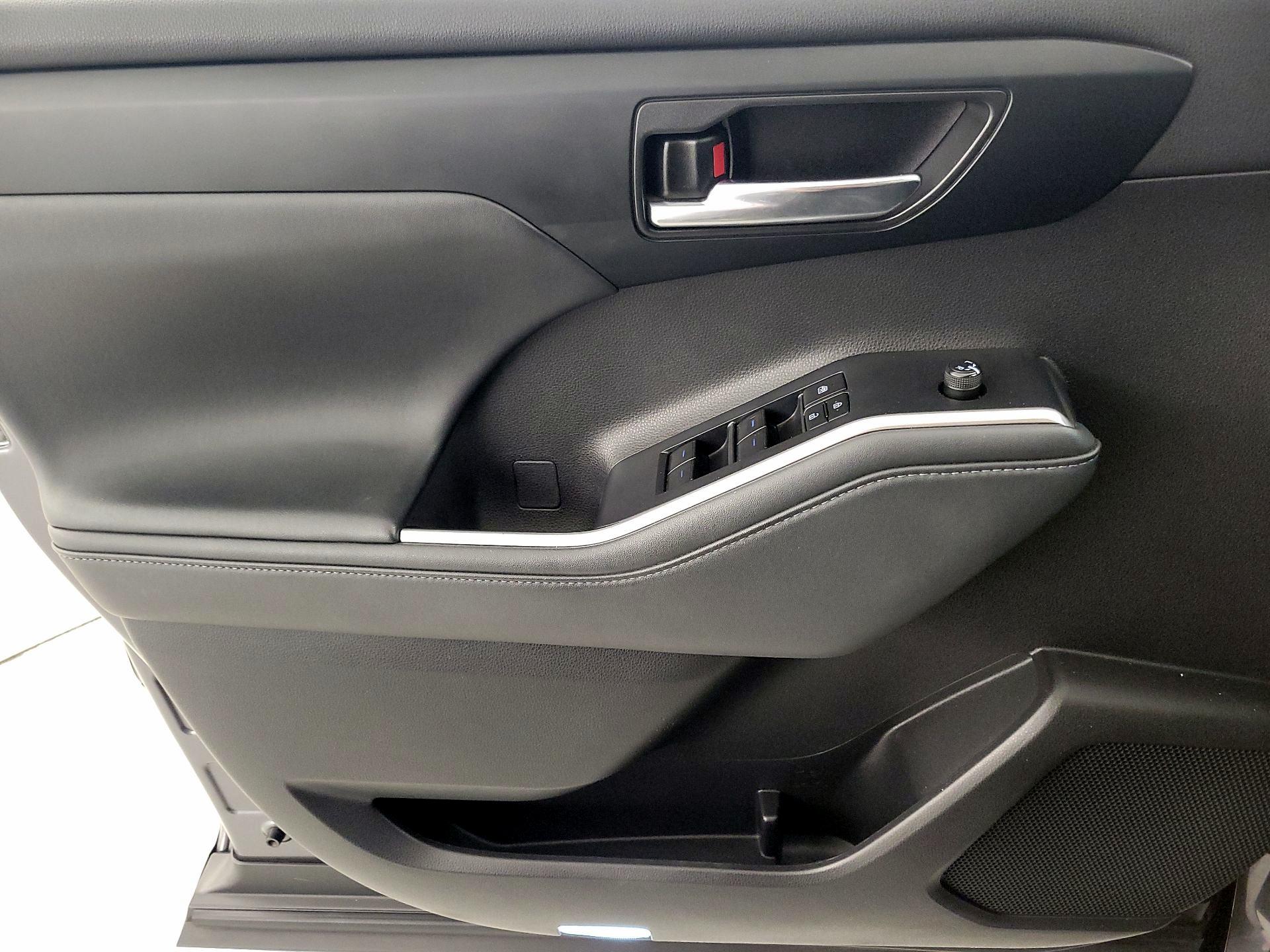 Thumbnail: 2022 Toyota Highlander - 12