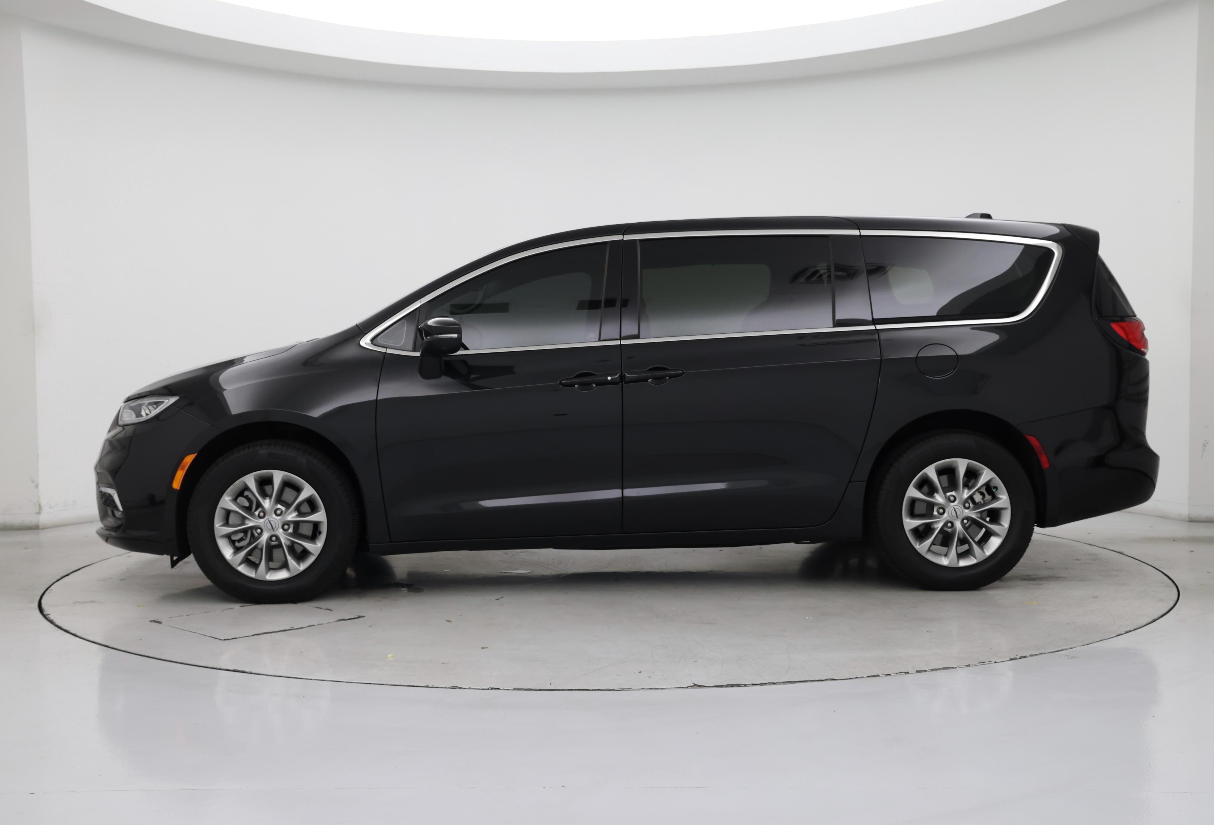 Thumbnail: 2023 Chrysler Pacifica - 3