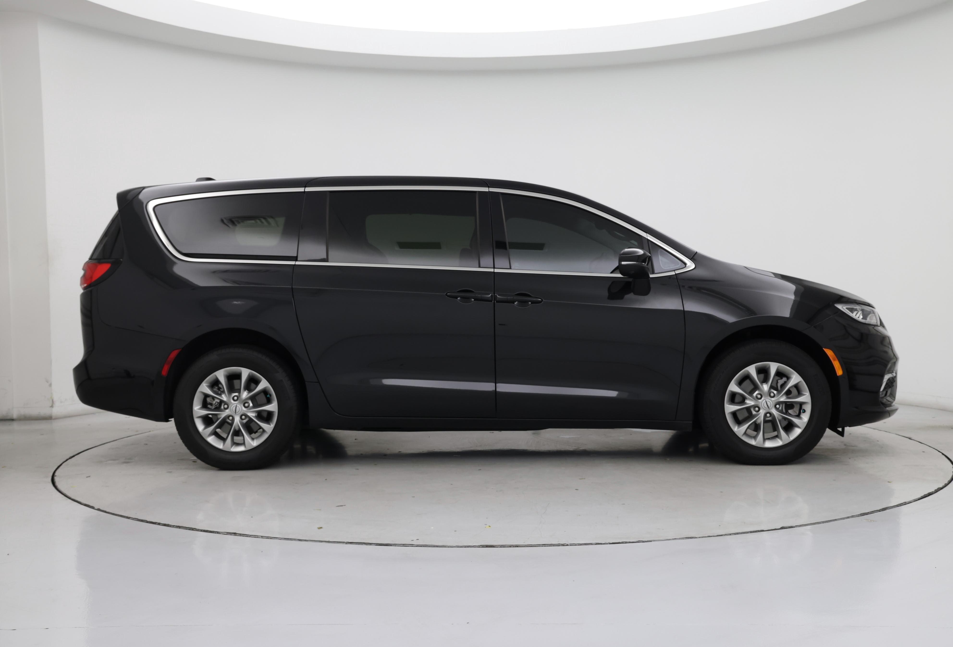 Thumbnail: 2023 Chrysler Pacifica - 7