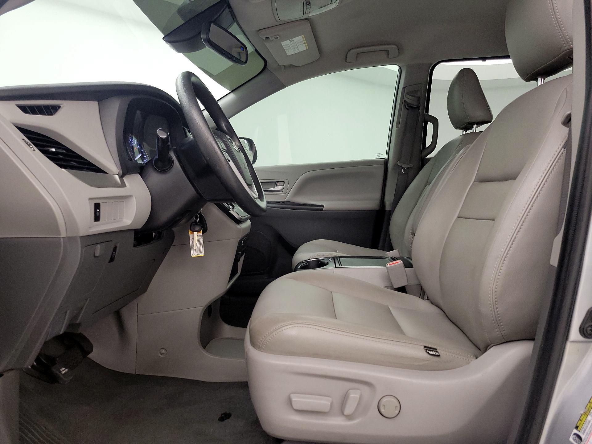 Thumbnail: 2020 Toyota Sienna - 11