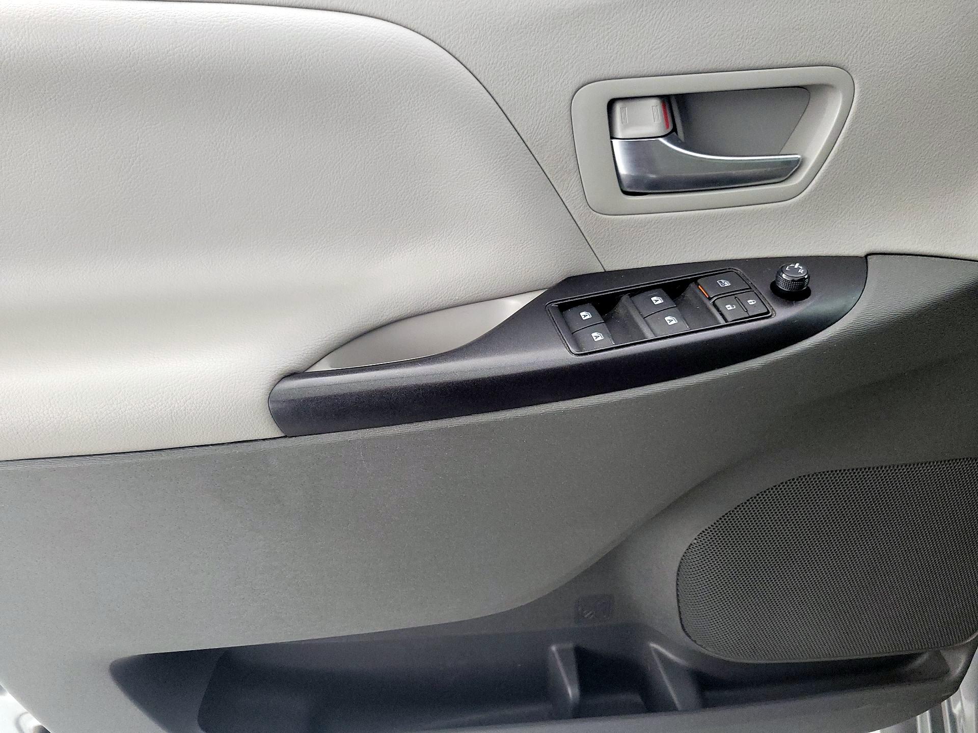 Thumbnail: 2020 Toyota Sienna - 12