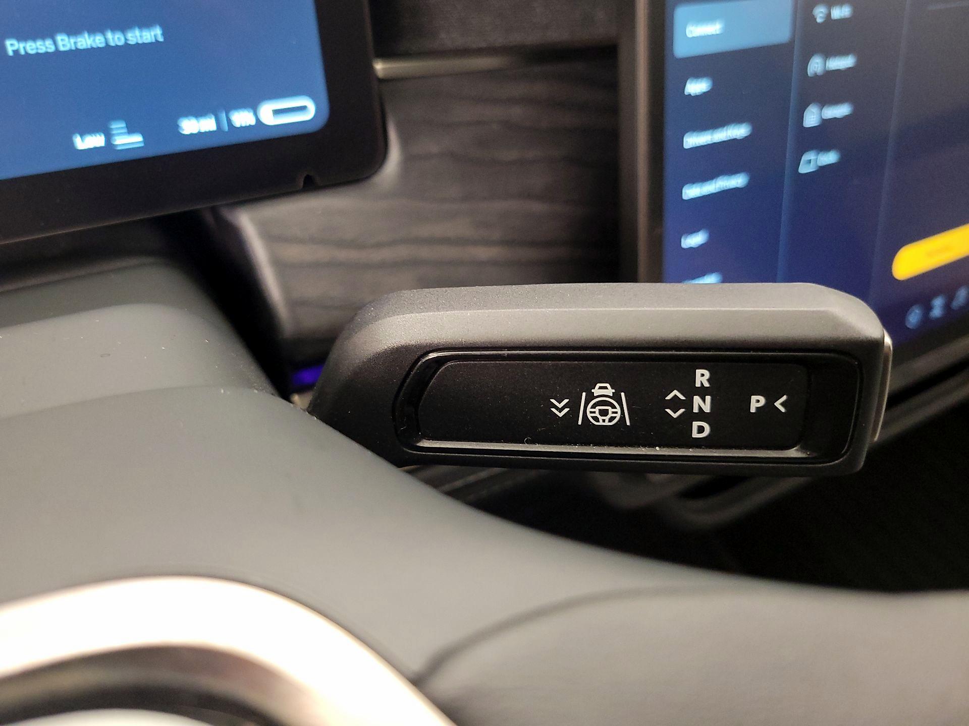 Thumbnail: 2024 Rivian R1S - 17