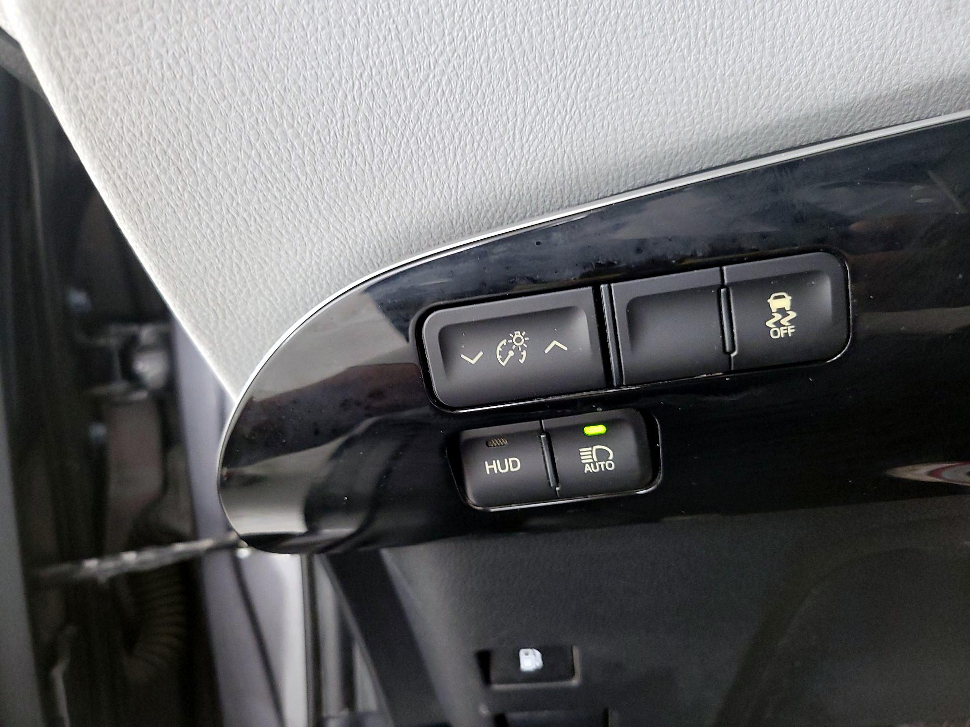 Thumbnail: 2016 Toyota Prius - 13