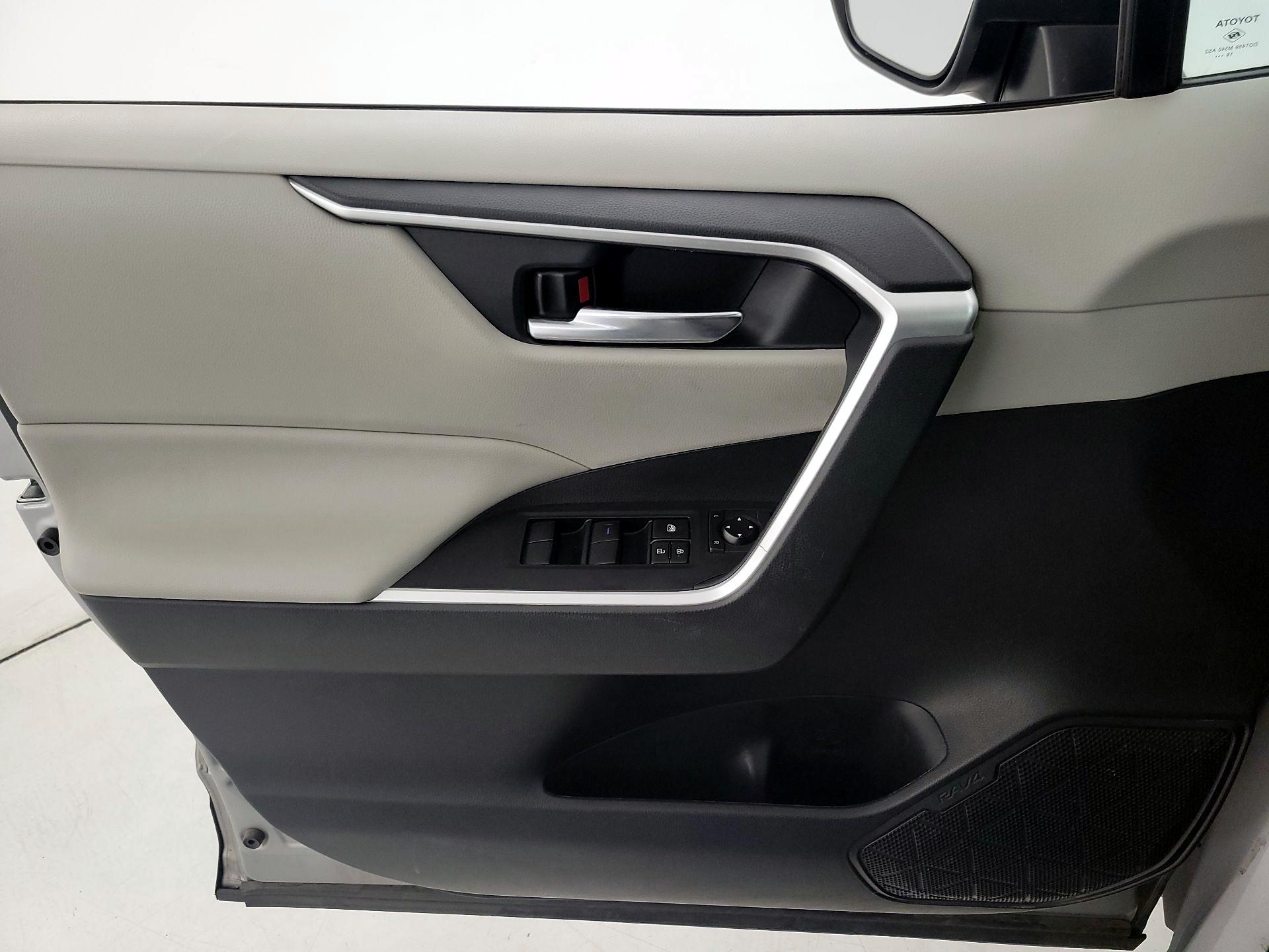 Thumbnail: 2020 Toyota RAV4 - 12