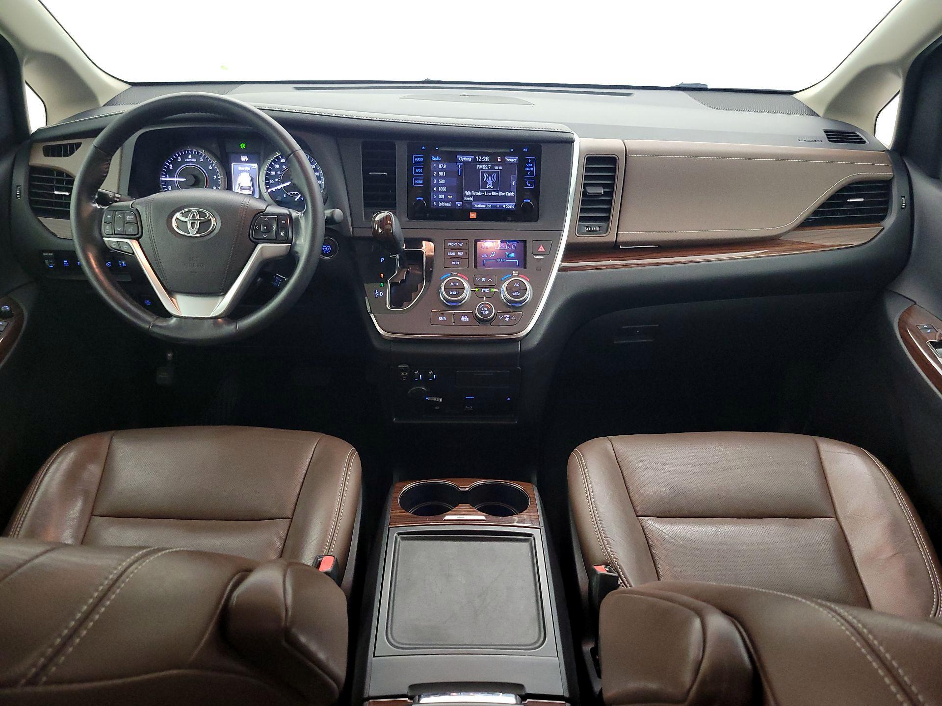 Thumbnail: 2017 Toyota Sienna - 9