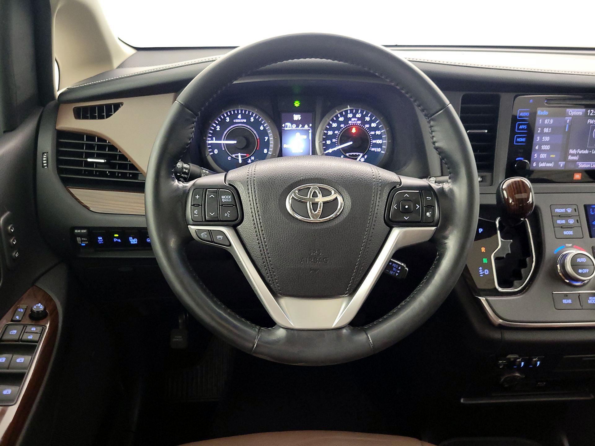 Thumbnail: 2017 Toyota Sienna - 10