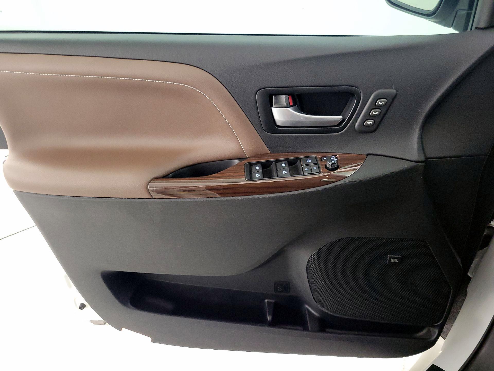 Thumbnail: 2017 Toyota Sienna - 12