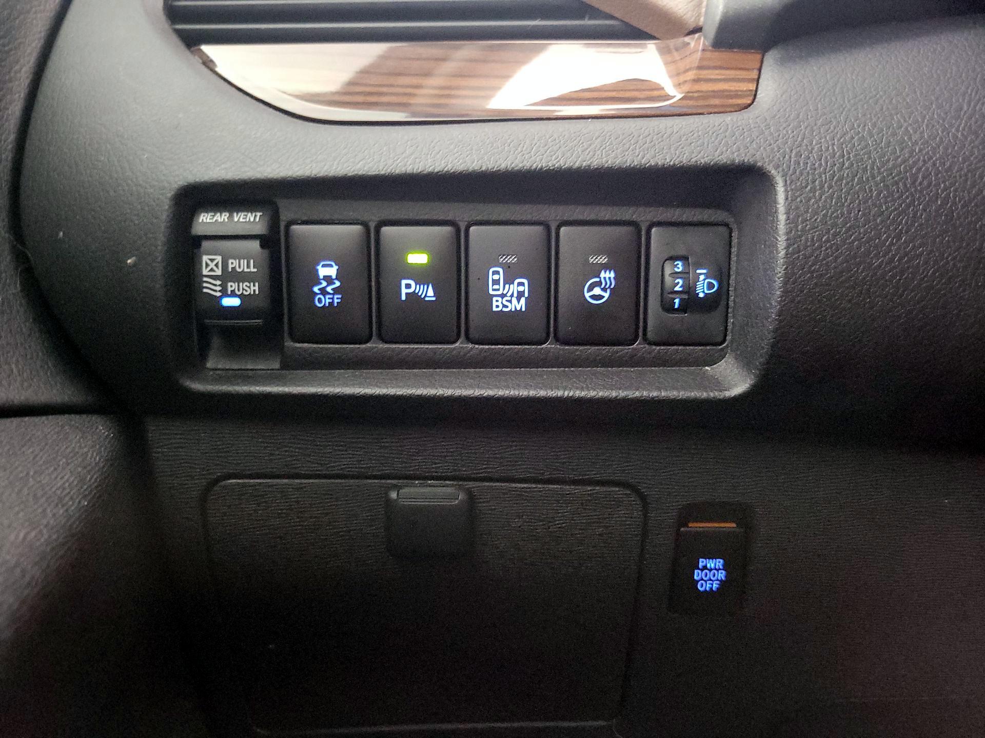 Thumbnail: 2017 Toyota Sienna - 13