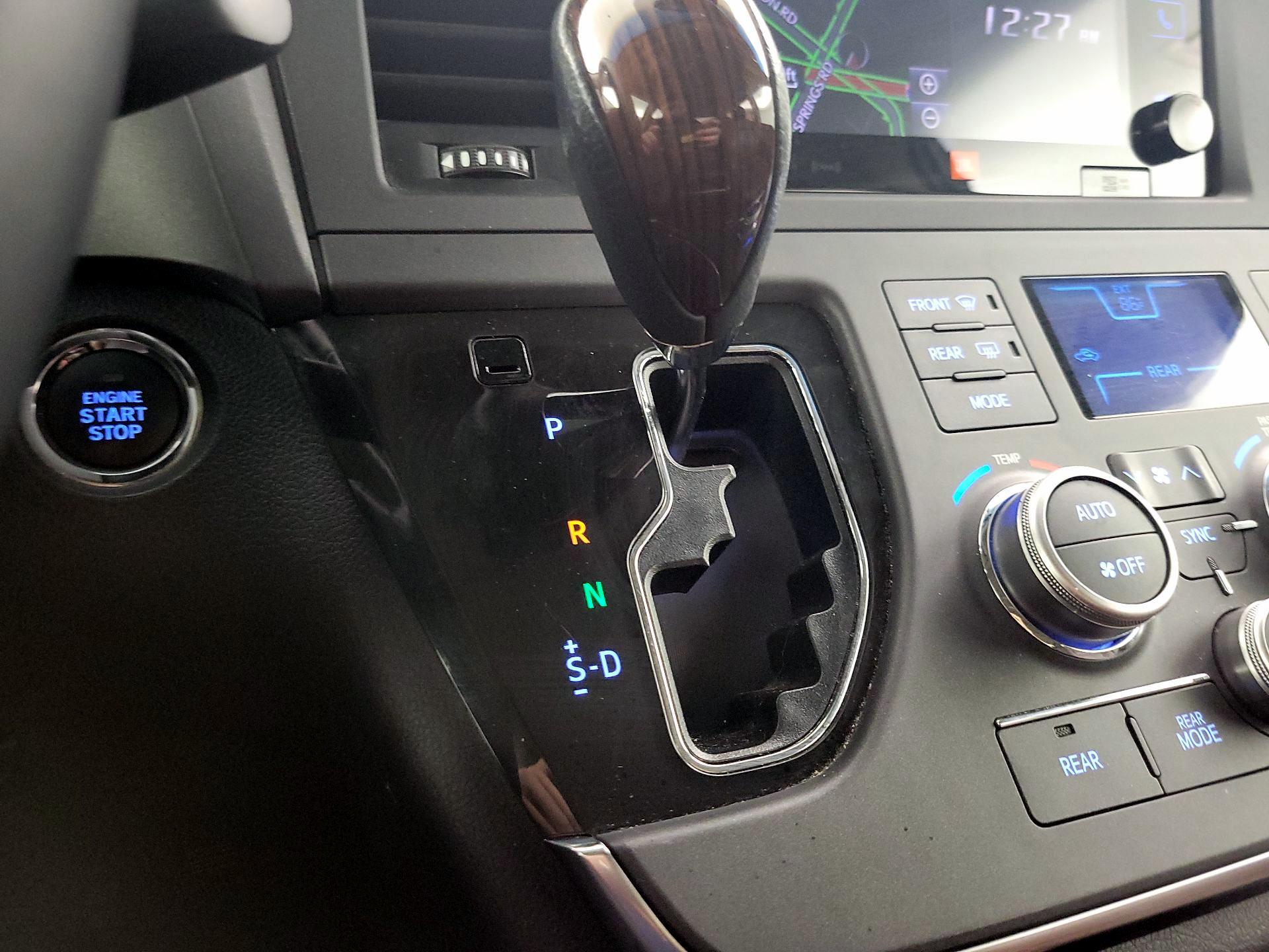 Thumbnail: 2017 Toyota Sienna - 17